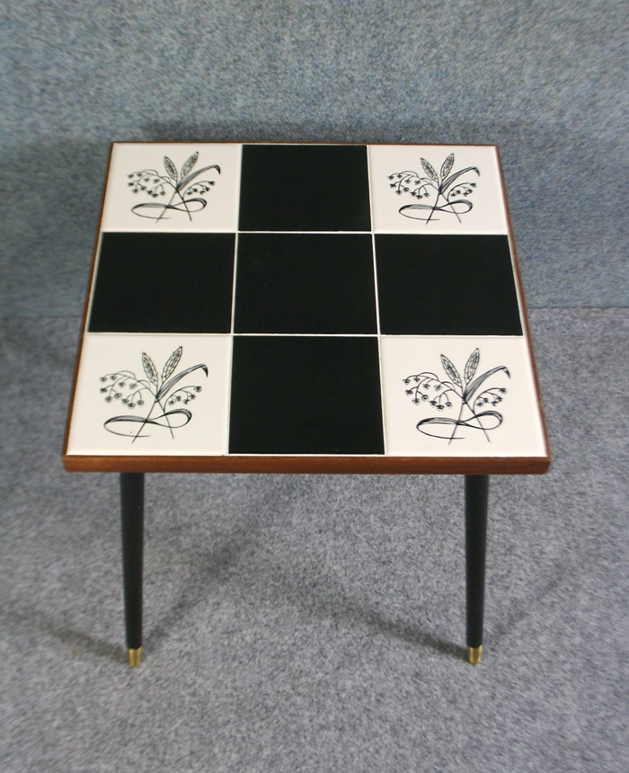 A 1950’s square black and white tiled coffee table - Image 5