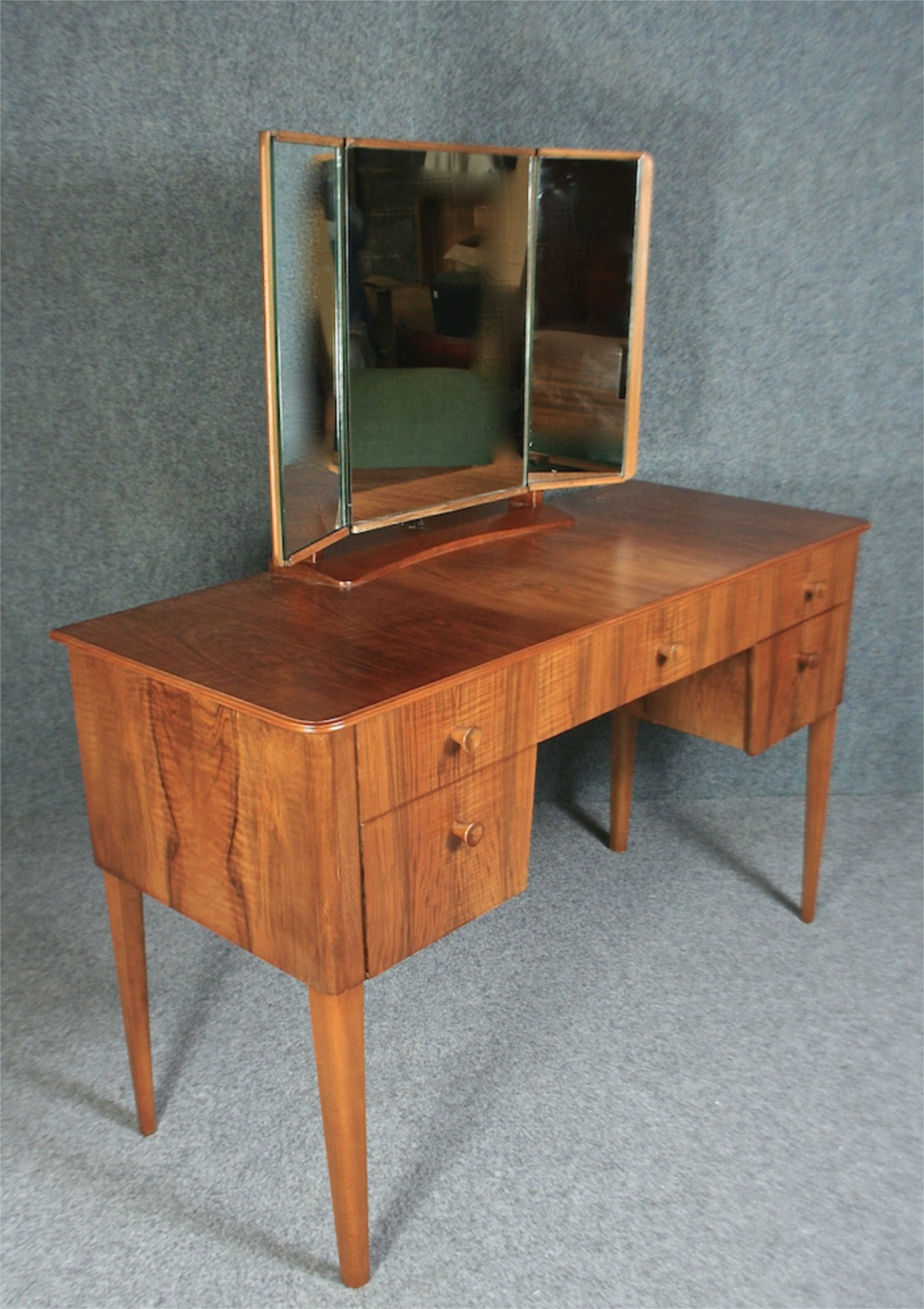 A 1950’s Gordon Russell Ltd of Broadway dressing table - Image 2