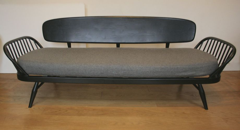 A mid-century Ercol ebonised studio couch/sofa bed - Image 6