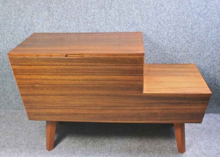 A 1950s Vanson double layered sewing/craft box - Image 2