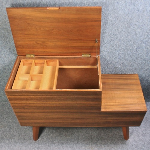 A 1950s Vanson double layered sewing/craft box - Image 3