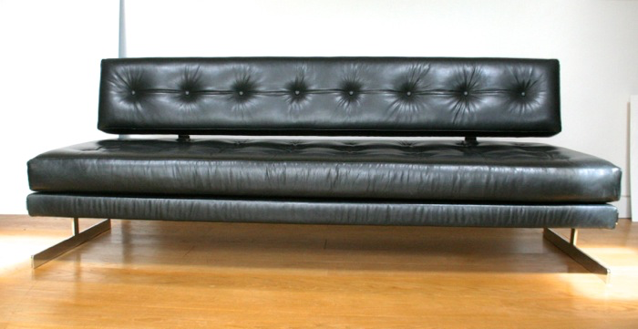 A 1970’s Merrow Associates black leather and chrome sofa/daybed by Richard Young - Image 2