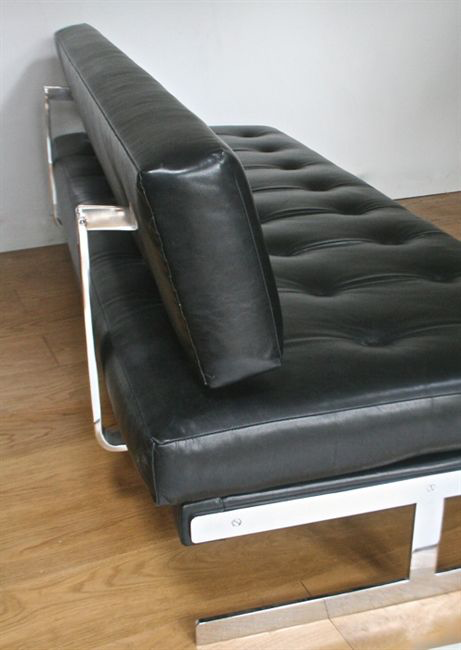 A 1970’s Merrow Associates black leather and chrome sofa/daybed by Richard Young - Image 4