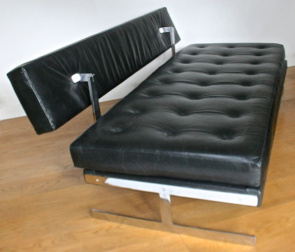 A 1970’s Merrow Associates black leather and chrome sofa/daybed by Richard Young - Image 3