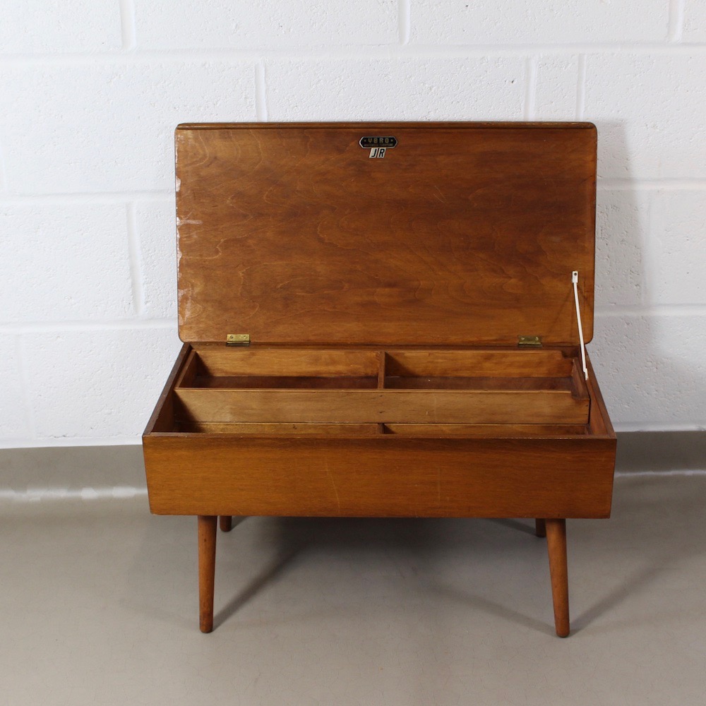 A perfectly sized midcentury sewing box - Image 6