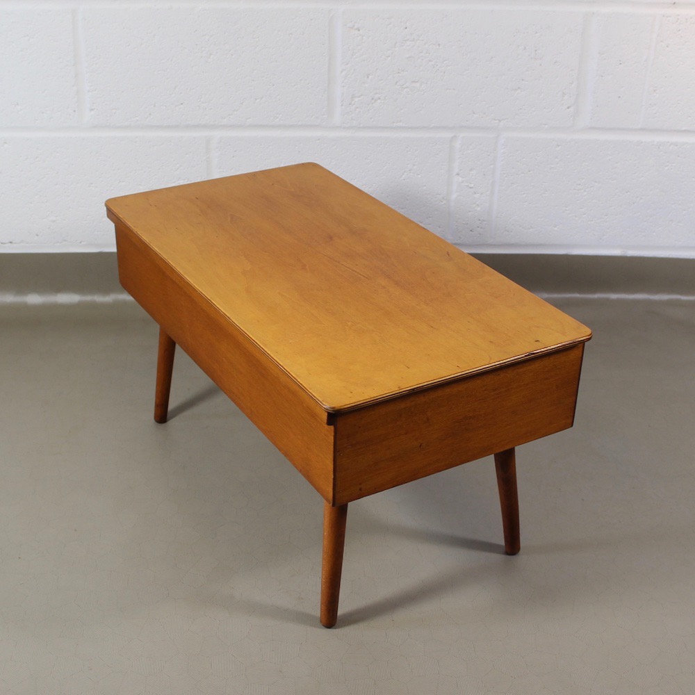 A perfectly sized midcentury sewing box - Image 2