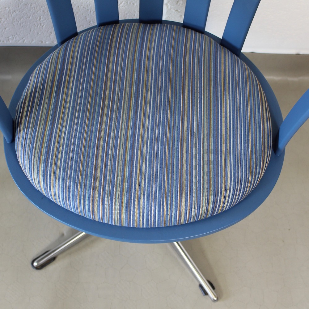 A pair of 1960's swivel dining chairs - Image 4