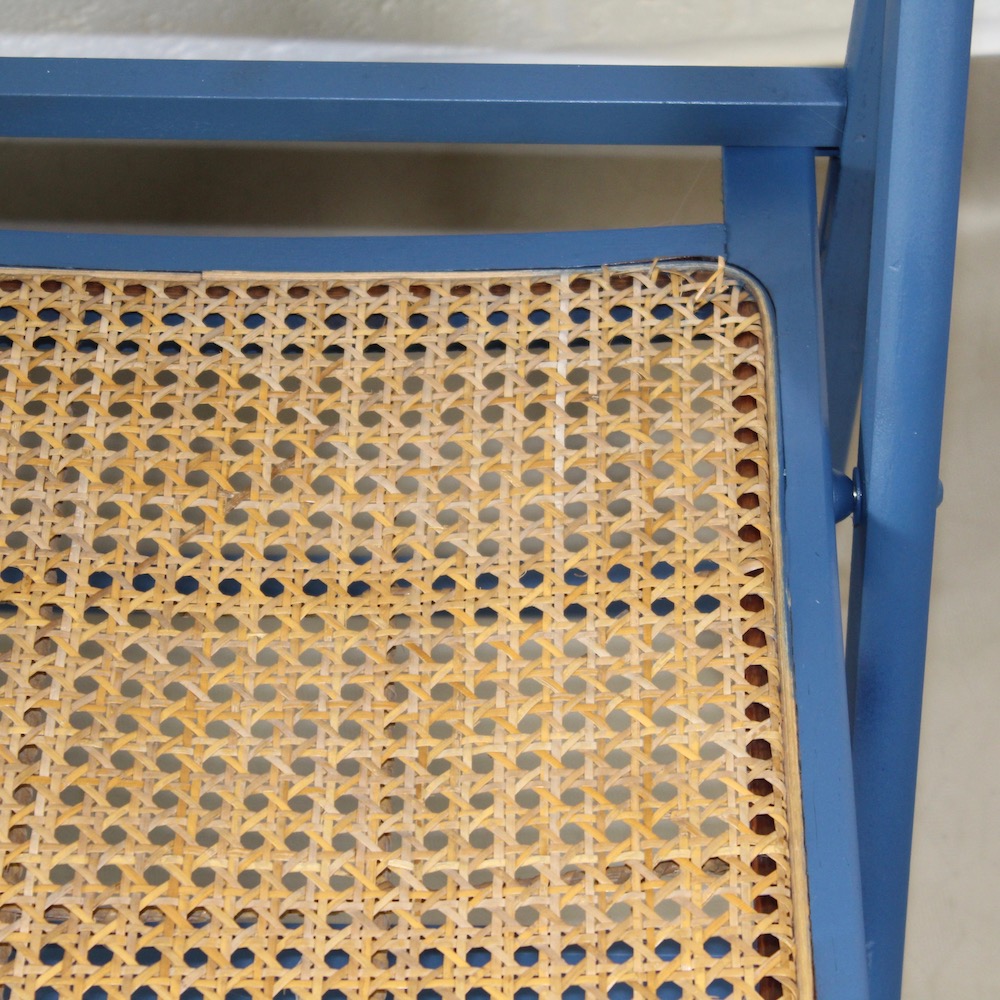 A pair of vintage 1960's rattan folding chairs - Image 4