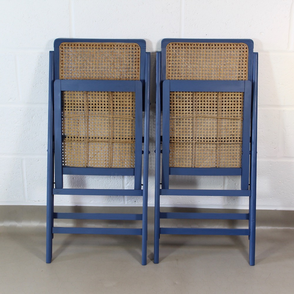 A pair of vintage 1960's rattan folding chairs - Image 2