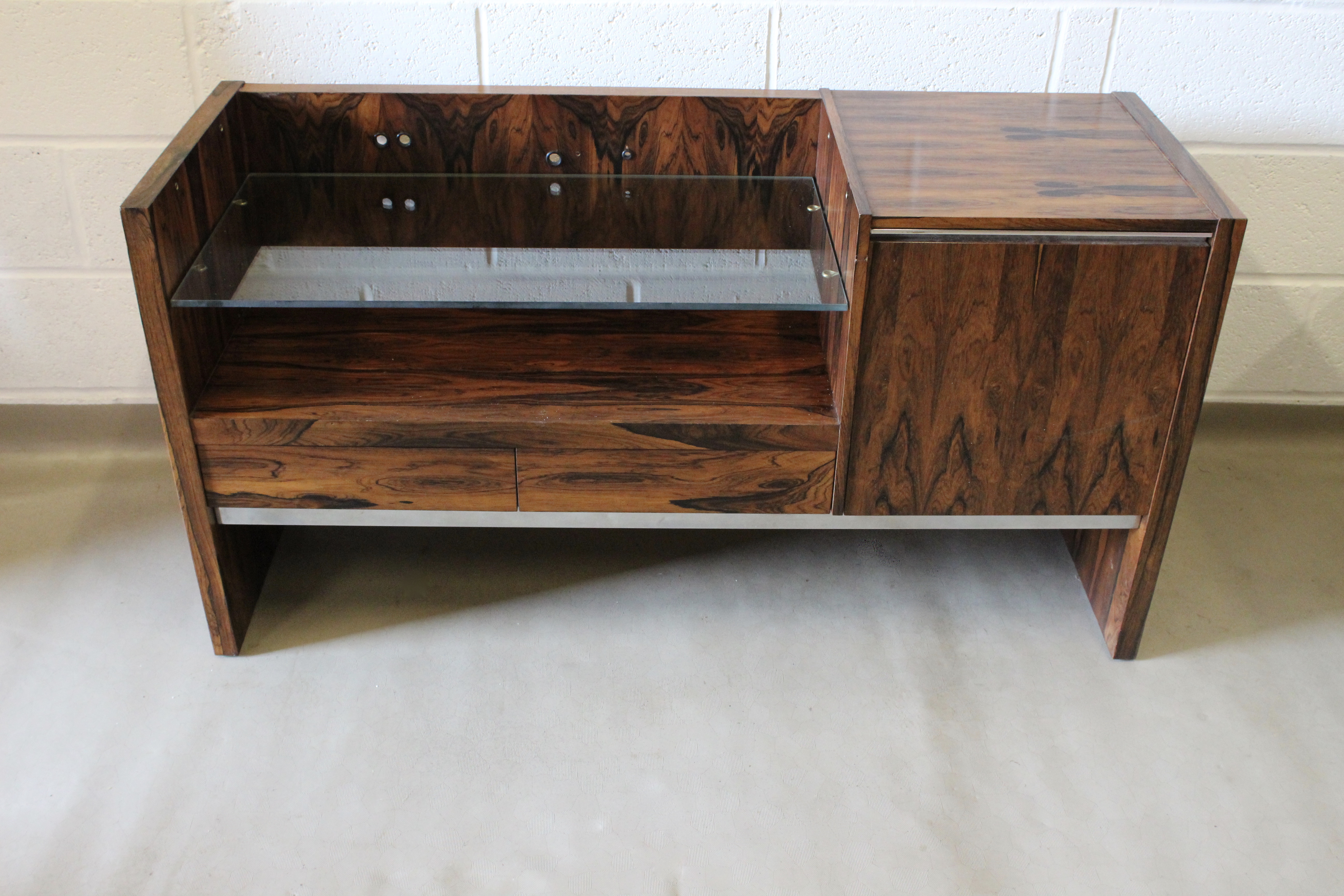 A 1970's unique Merrow Associates rosewood hifi unit record cabinet. - Image 3