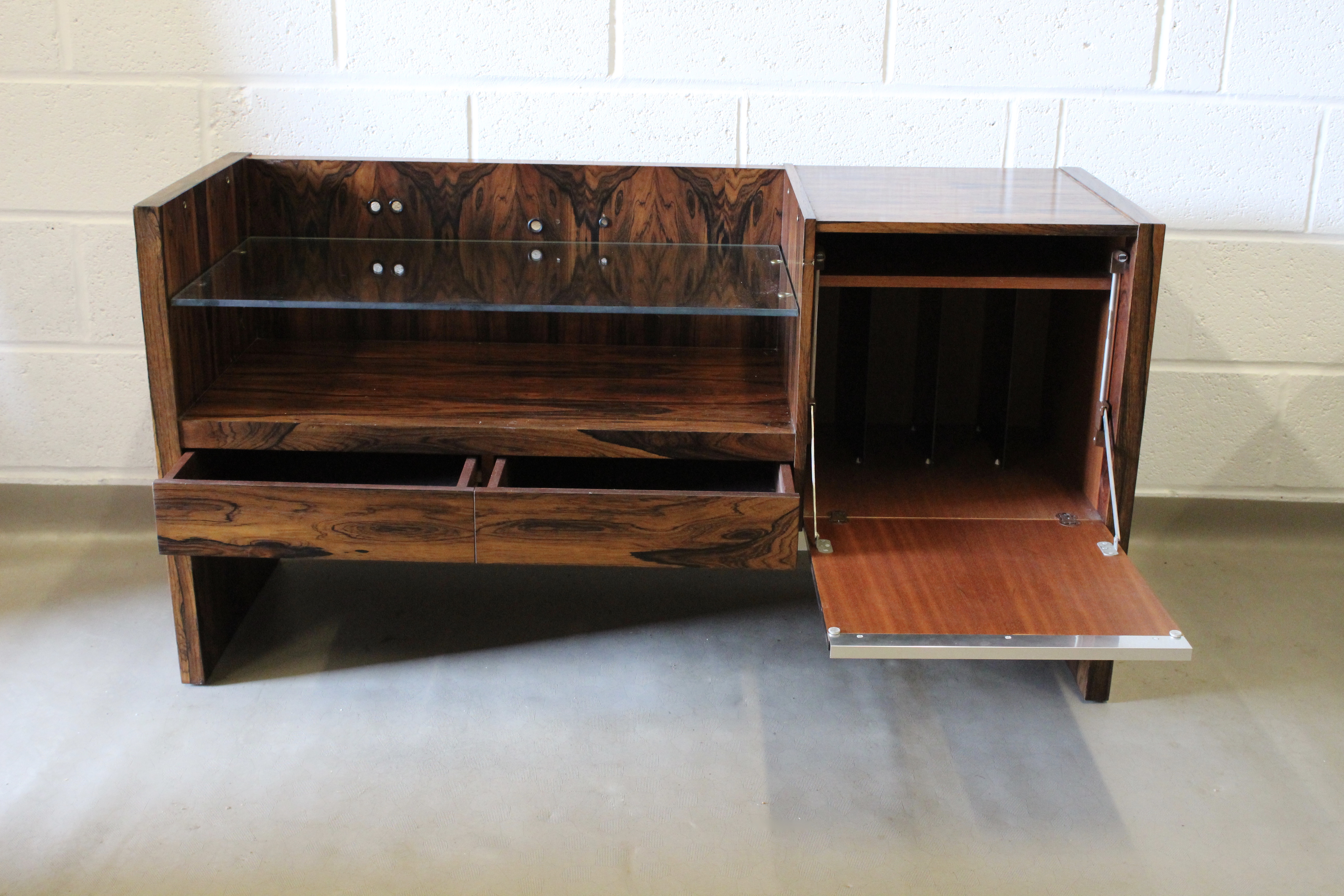 A 1970's unique Merrow Associates rosewood hifi unit record cabinet. - Image 6