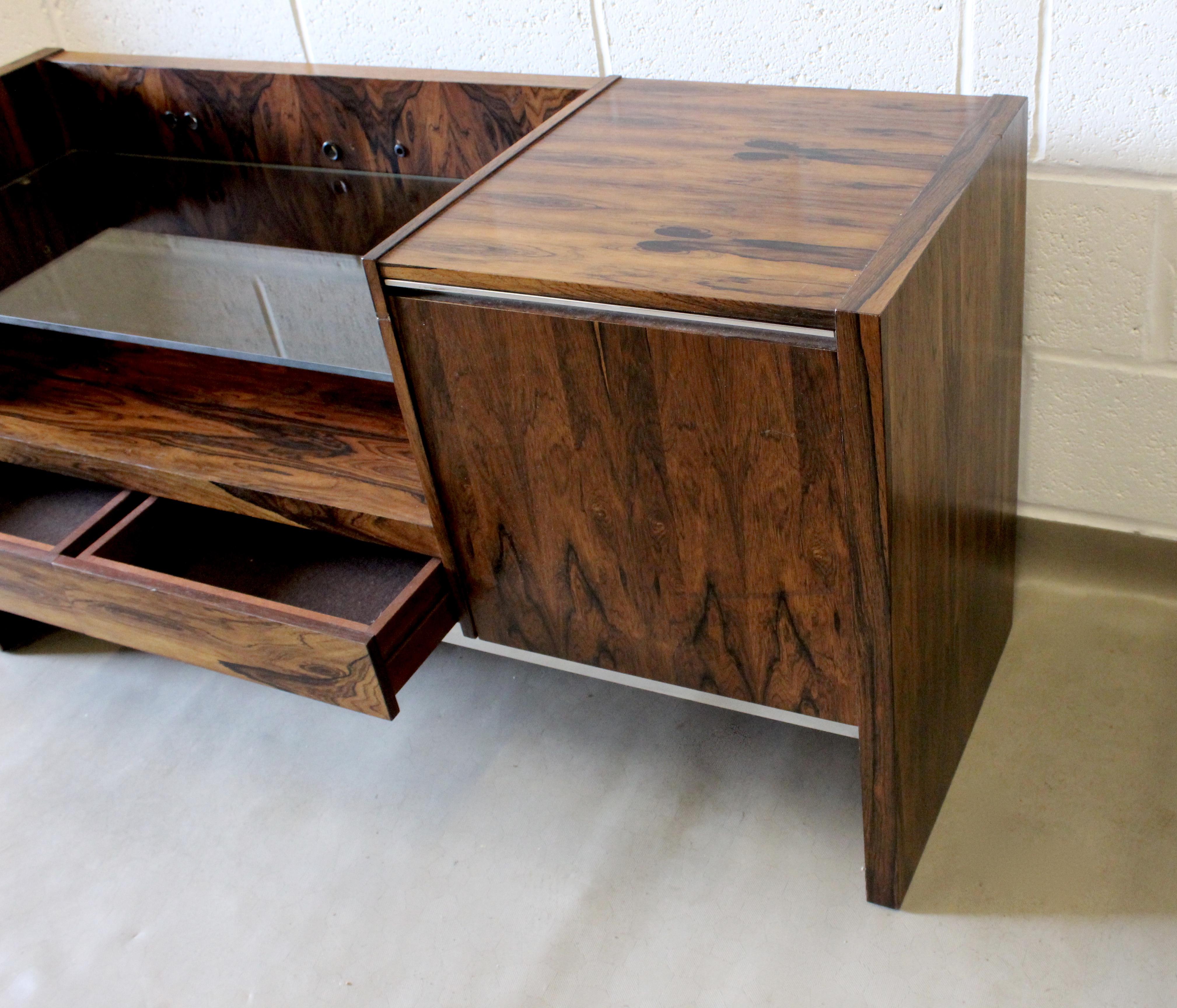 A 1970's unique Merrow Associates rosewood hifi unit record cabinet. - Image 9