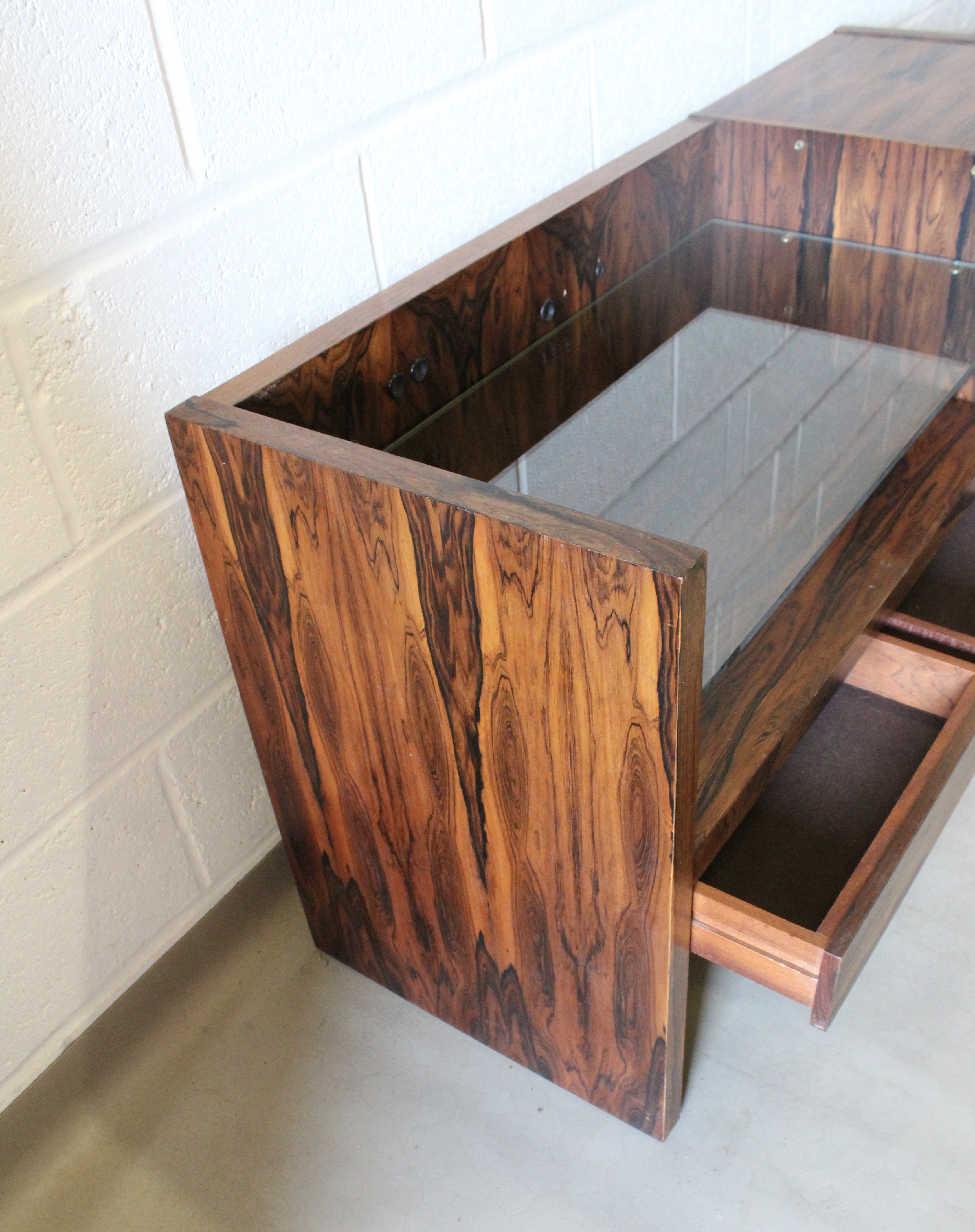 A 1970's unique Merrow Associates rosewood hifi unit record cabinet. - Image 10