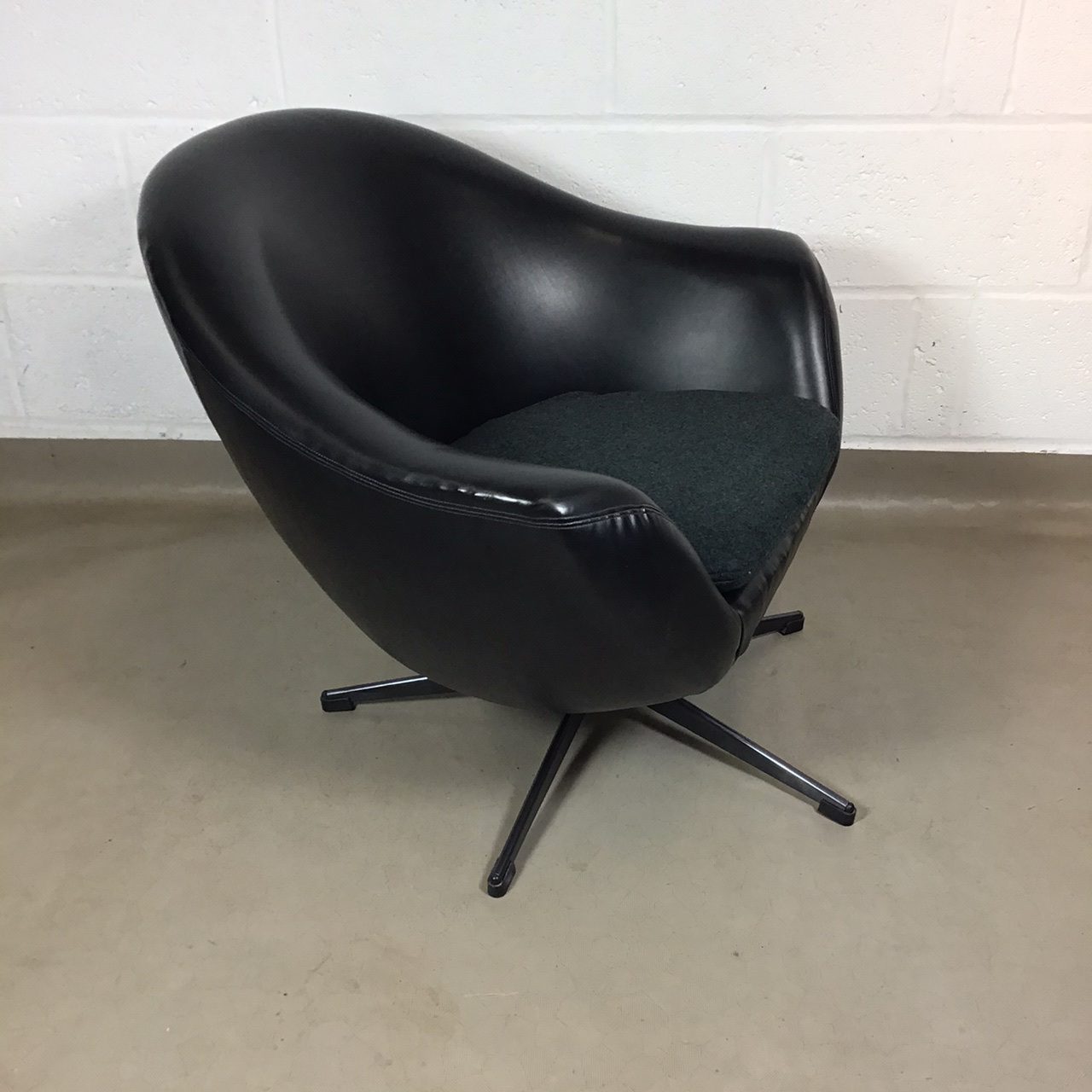 A 1960’s Overman style pod swivel chair - Image 8