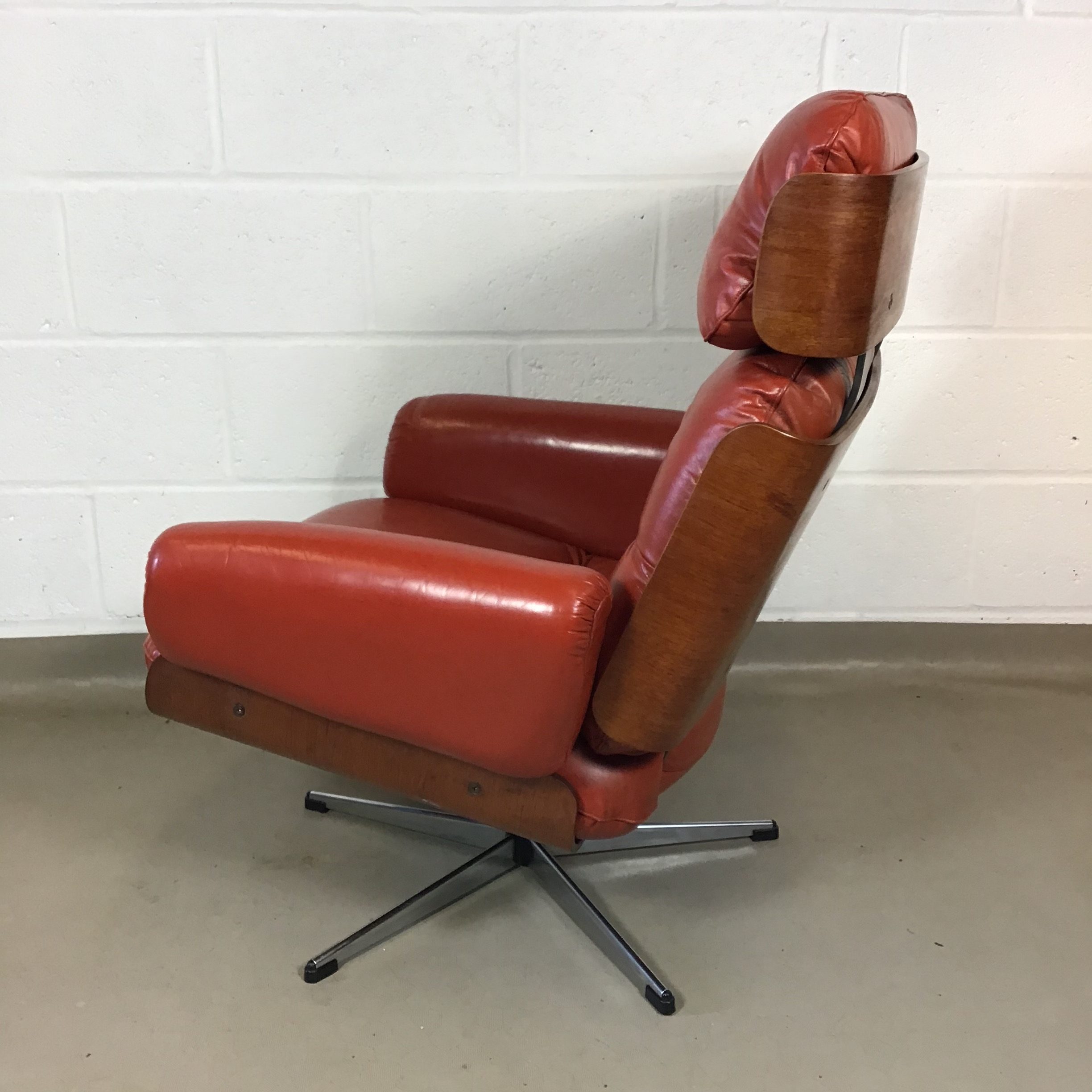 A 1960s/ 70s Guy Rogers teak and leather swivel chair. - Image 2