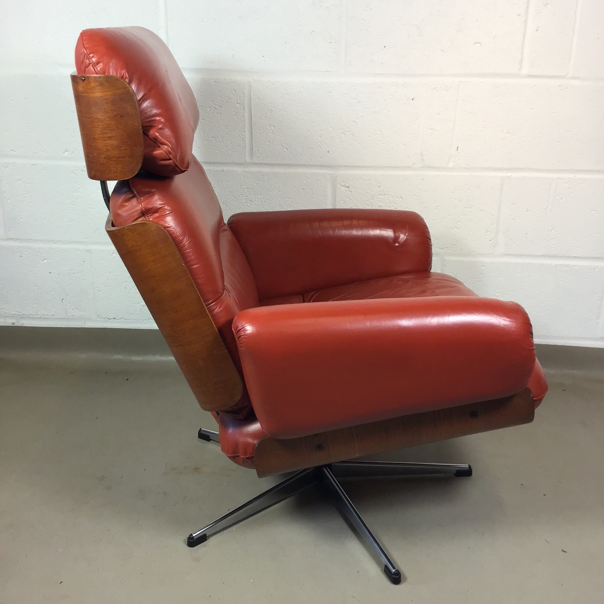 A 1960s/ 70s Guy Rogers teak and leather swivel chair. - Image 4