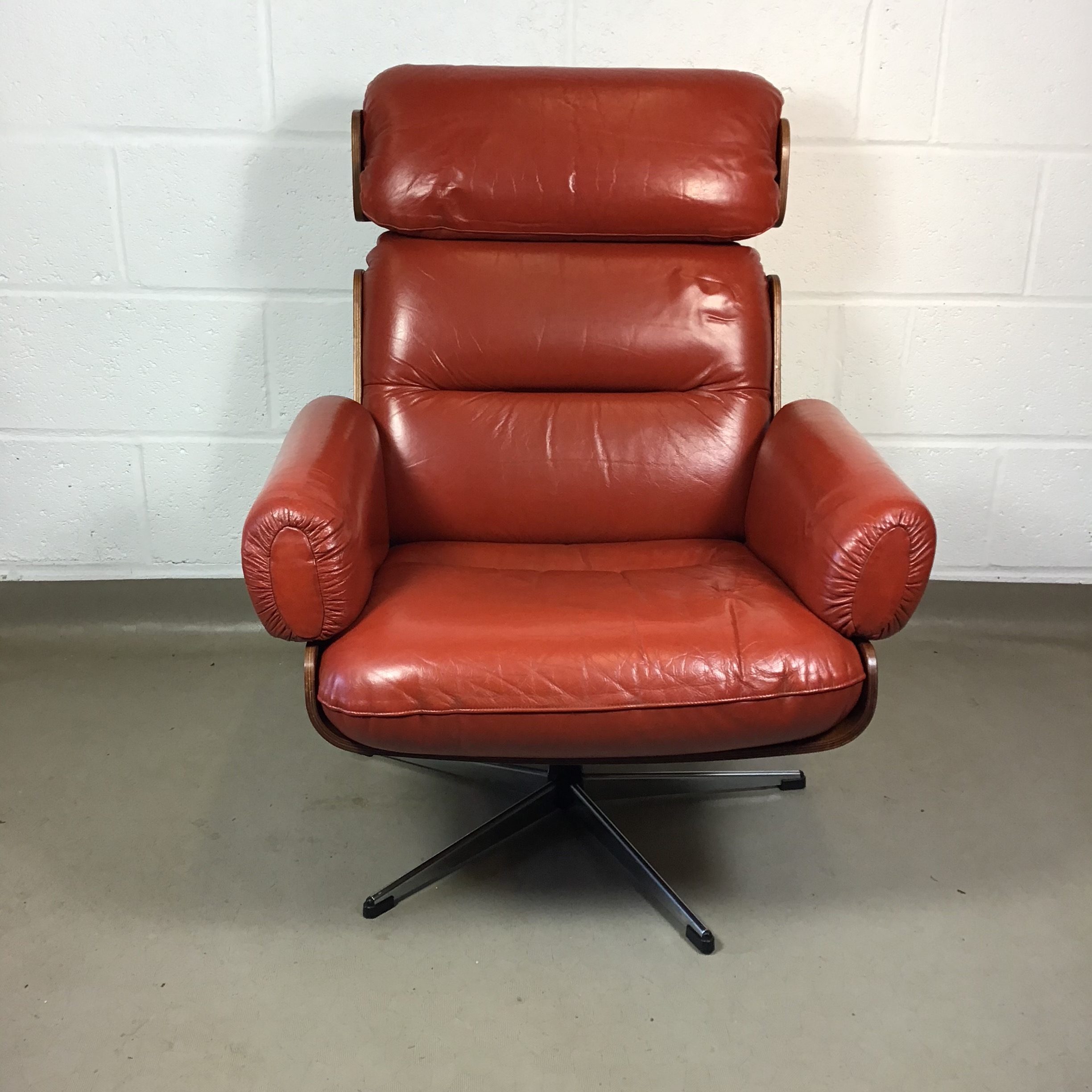 A 1960s/ 70s Guy Rogers teak and leather swivel chair. - Image 5