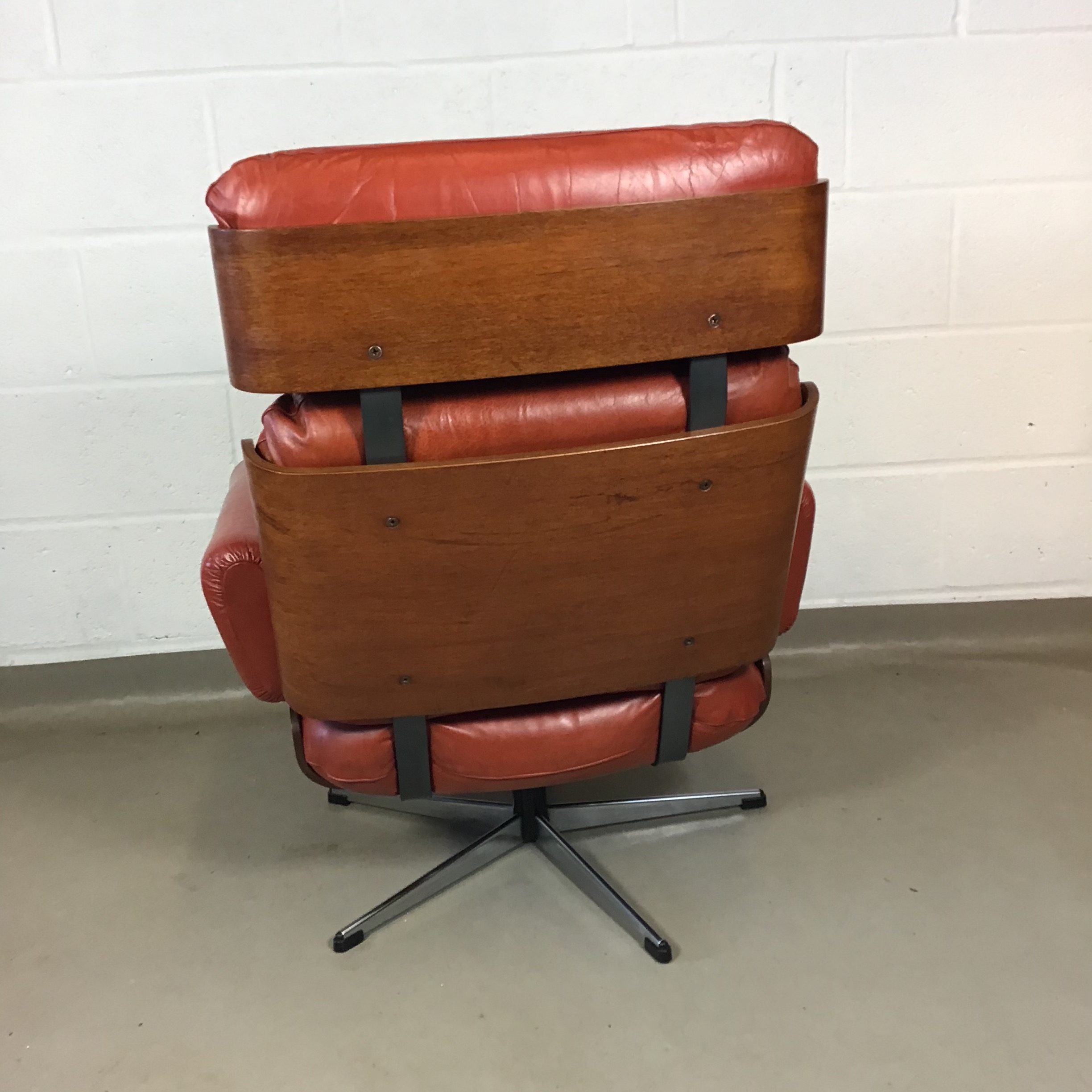 A 1960s/ 70s Guy Rogers teak and leather swivel chair. - Image 3