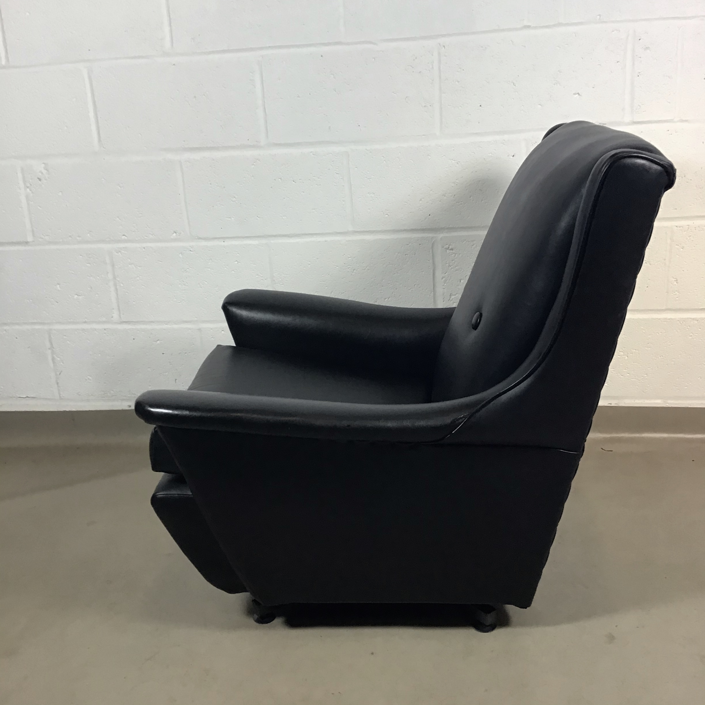 A lovely 1950s/1960s black Vinyl swivel arm chair. - Image 4