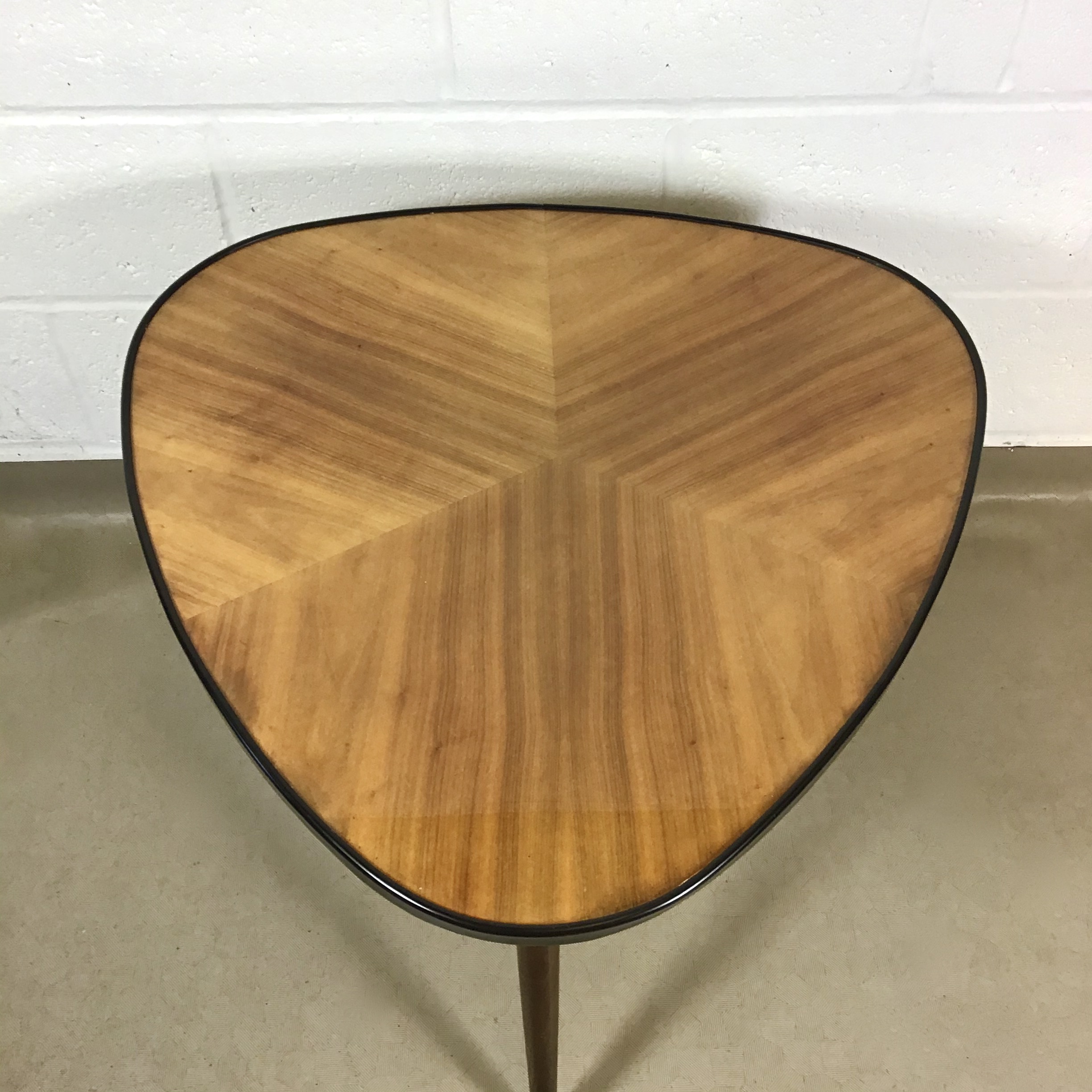 A 1950's marquetry topped high lustre triangular occasional/sofa table - Image 4