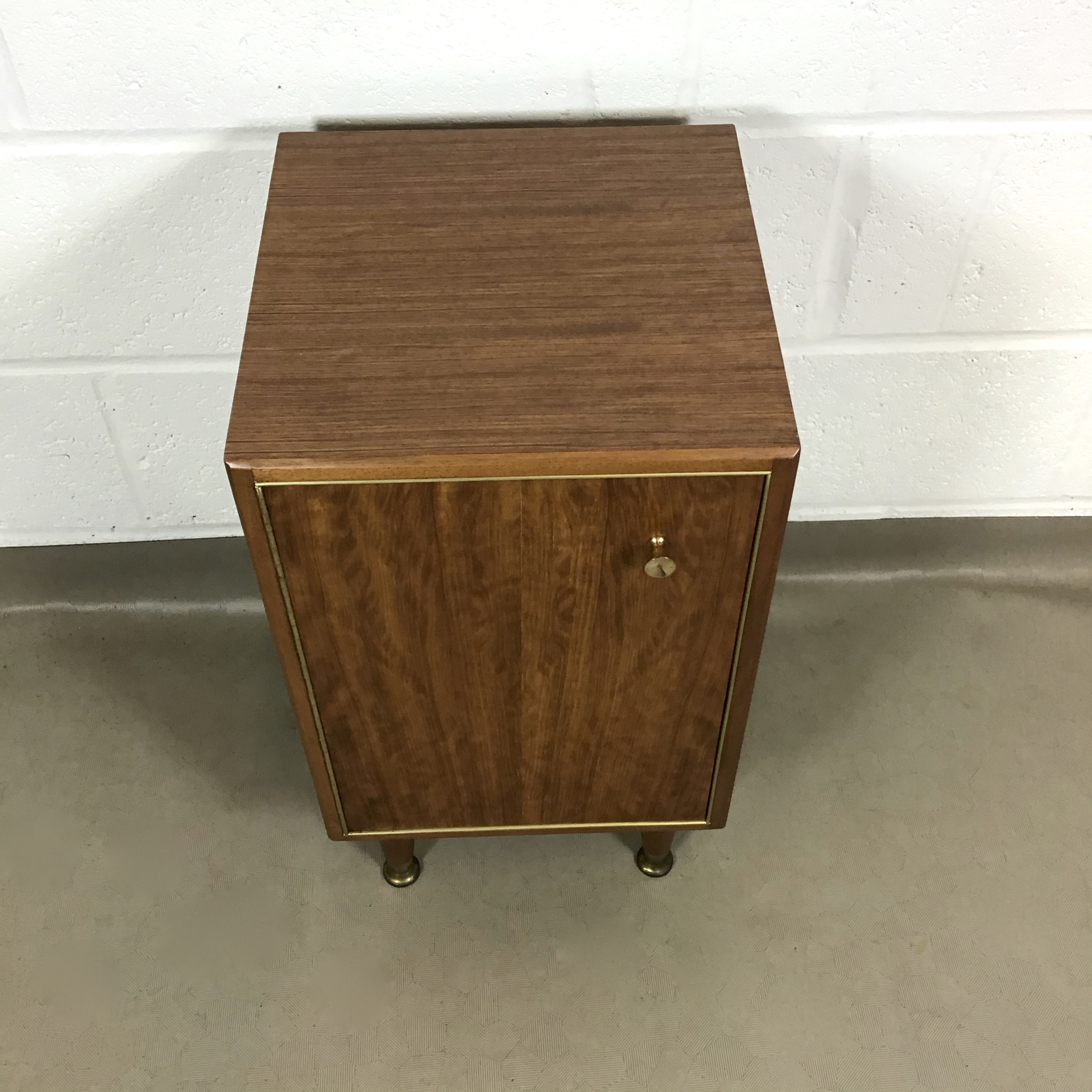 A Herbert E Gibbs bedside cabinet cat no 871 - Image 4