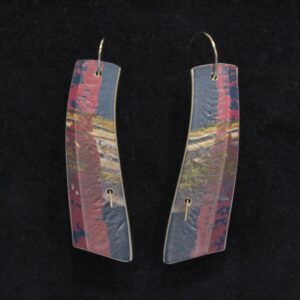 Drop earrings in blue and pink.