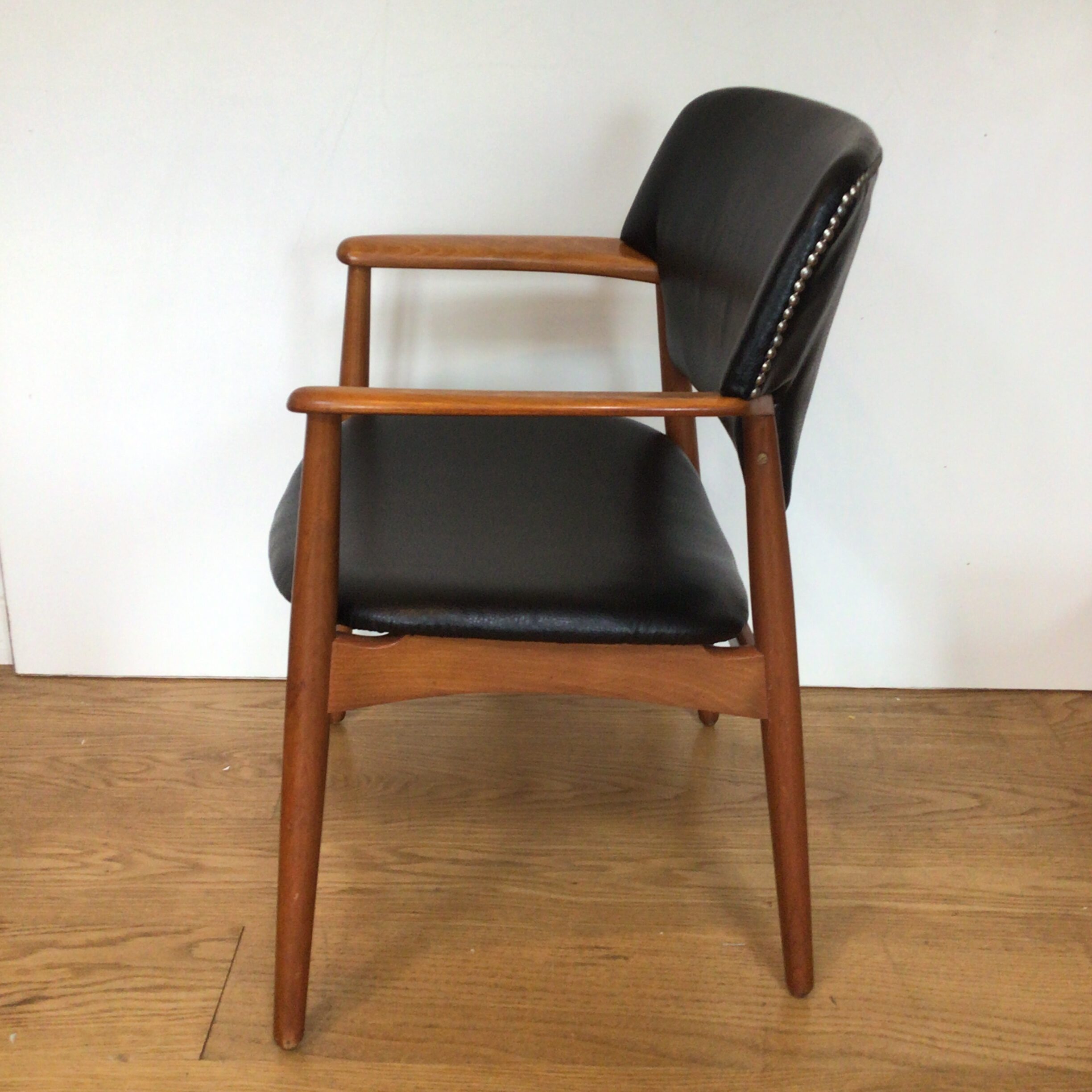 A Danish Fritz Hansen teak 6302 comfort chair designed by Einar Larsen & Aksel Bender Madsen - Image 7
