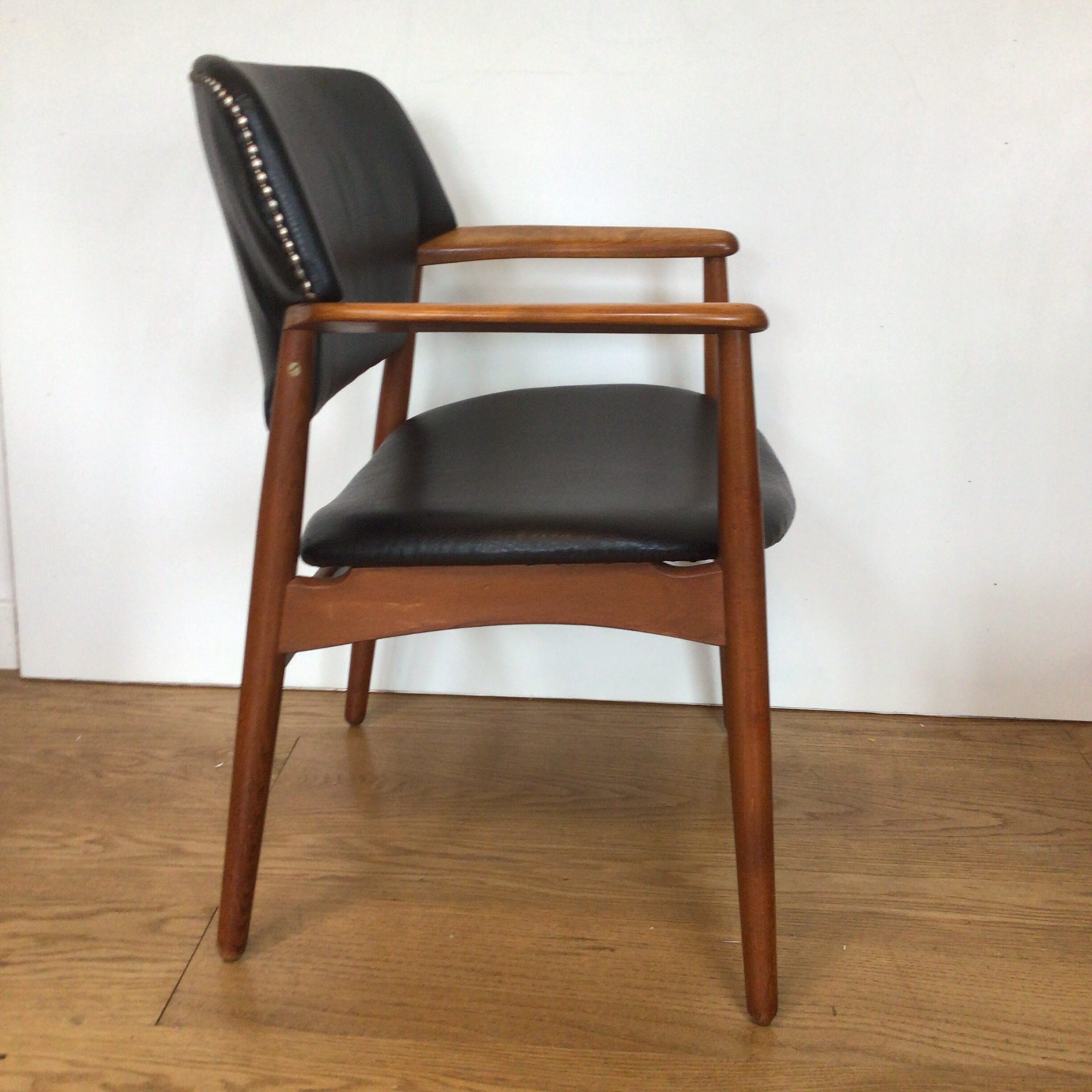 A Danish Fritz Hansen teak 6302 comfort chair designed by Einar Larsen & Aksel Bender Madsen - Image 3