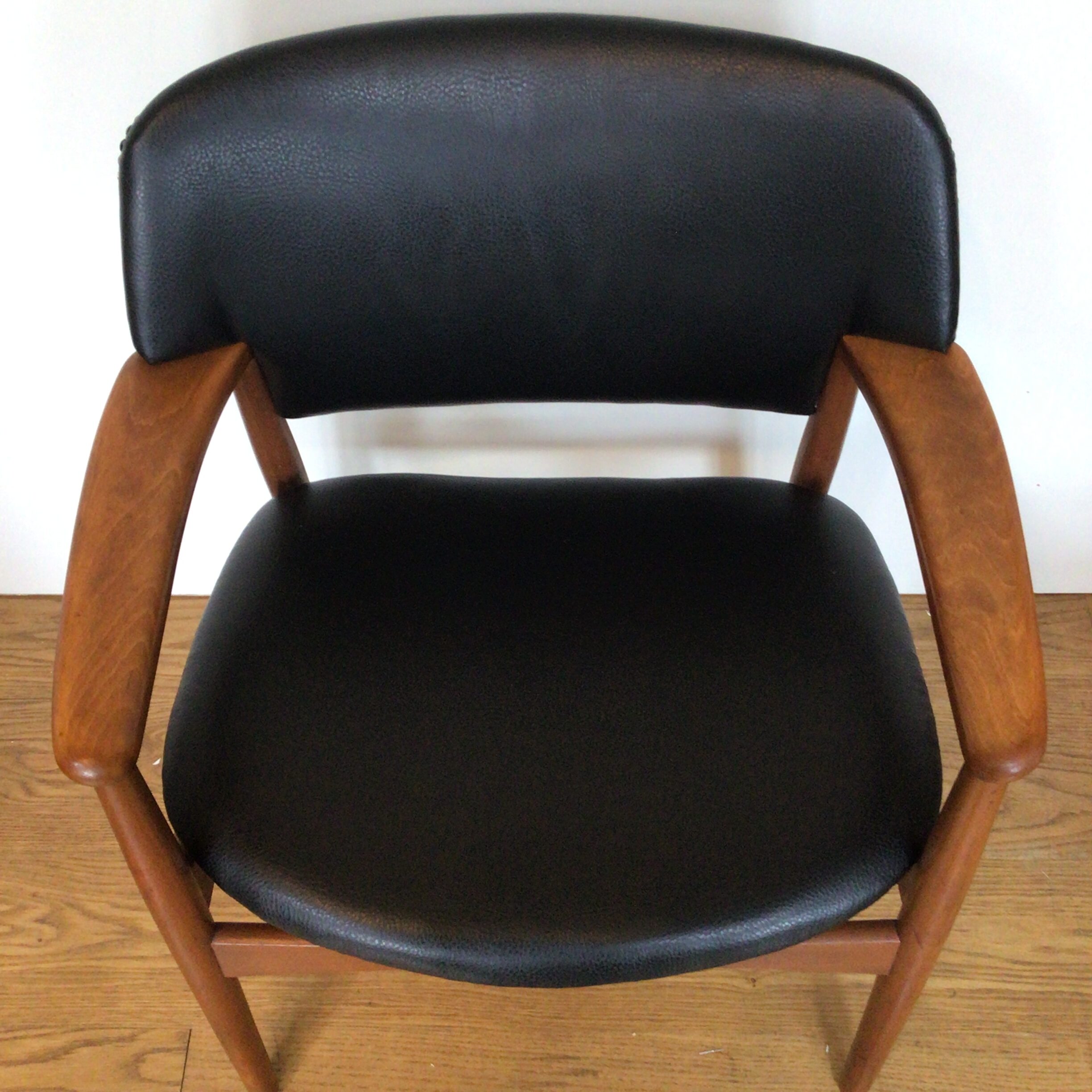 A Danish Fritz Hansen teak 6302 comfort chair designed by Einar Larsen & Aksel Bender Madsen - Image 2