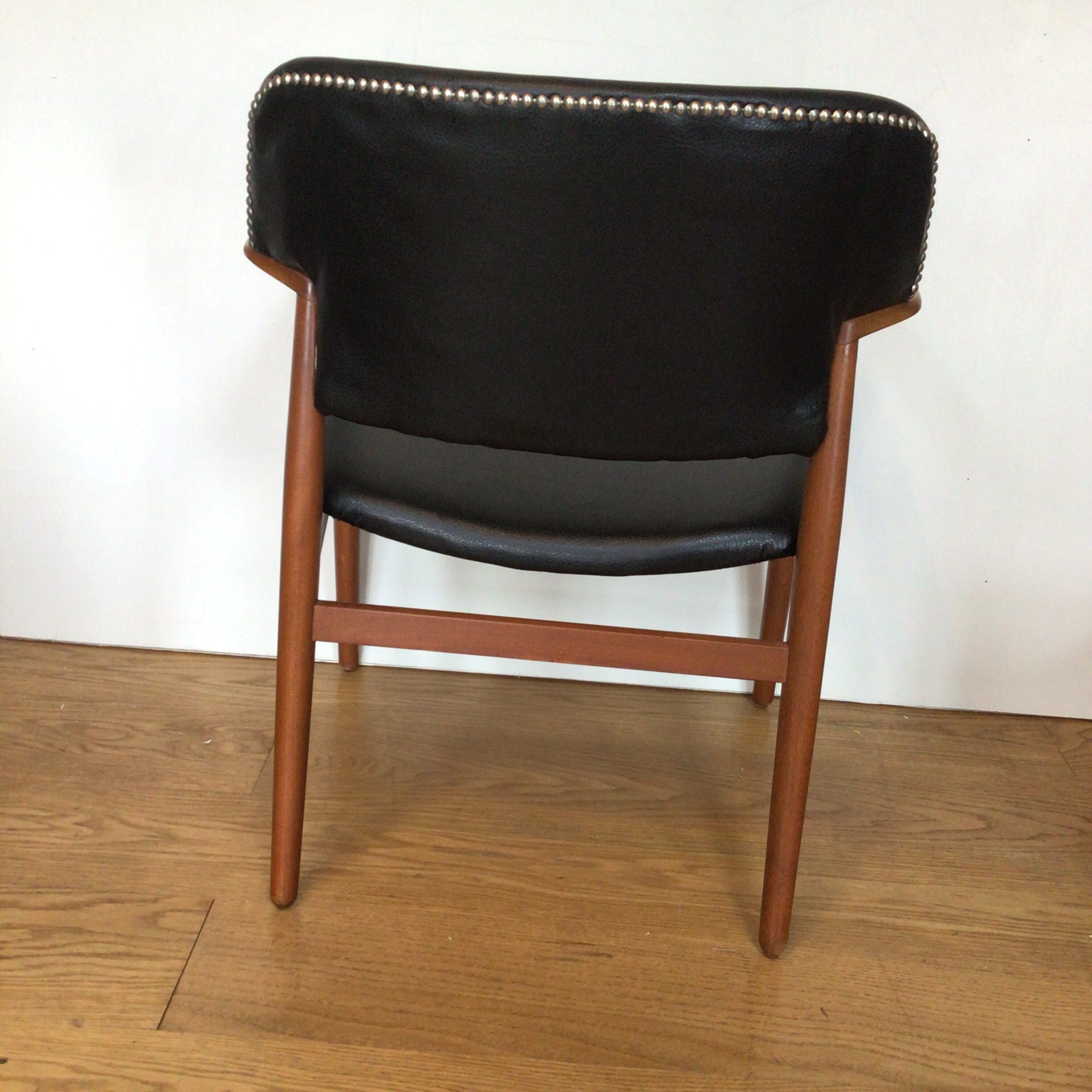 A Danish Fritz Hansen teak 6302 comfort chair designed by Einar Larsen & Aksel Bender Madsen - Image 5