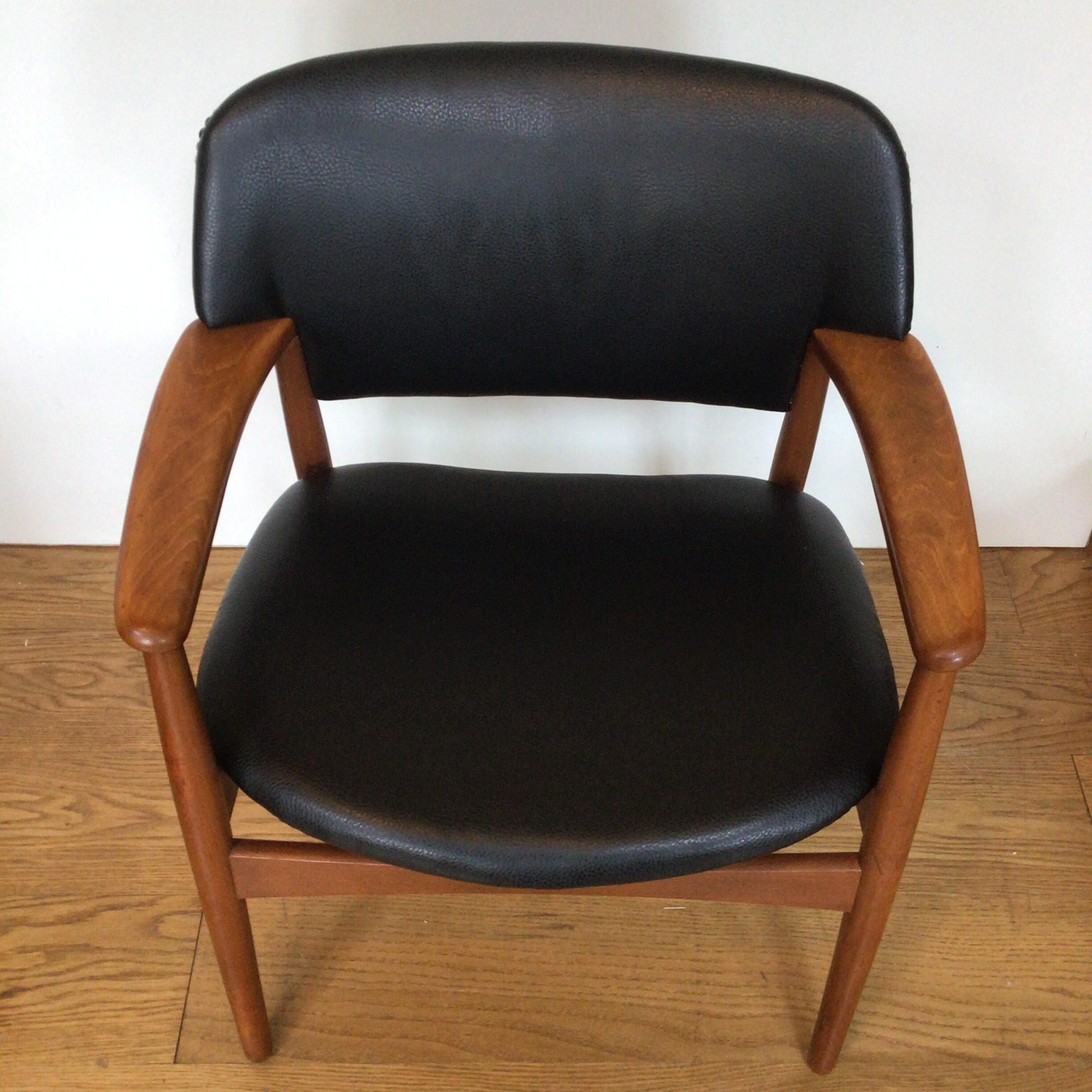 A Danish Fritz Hansen teak 6302 comfort chair designed by Einar Larsen & Aksel Bender Madsen - Image 8