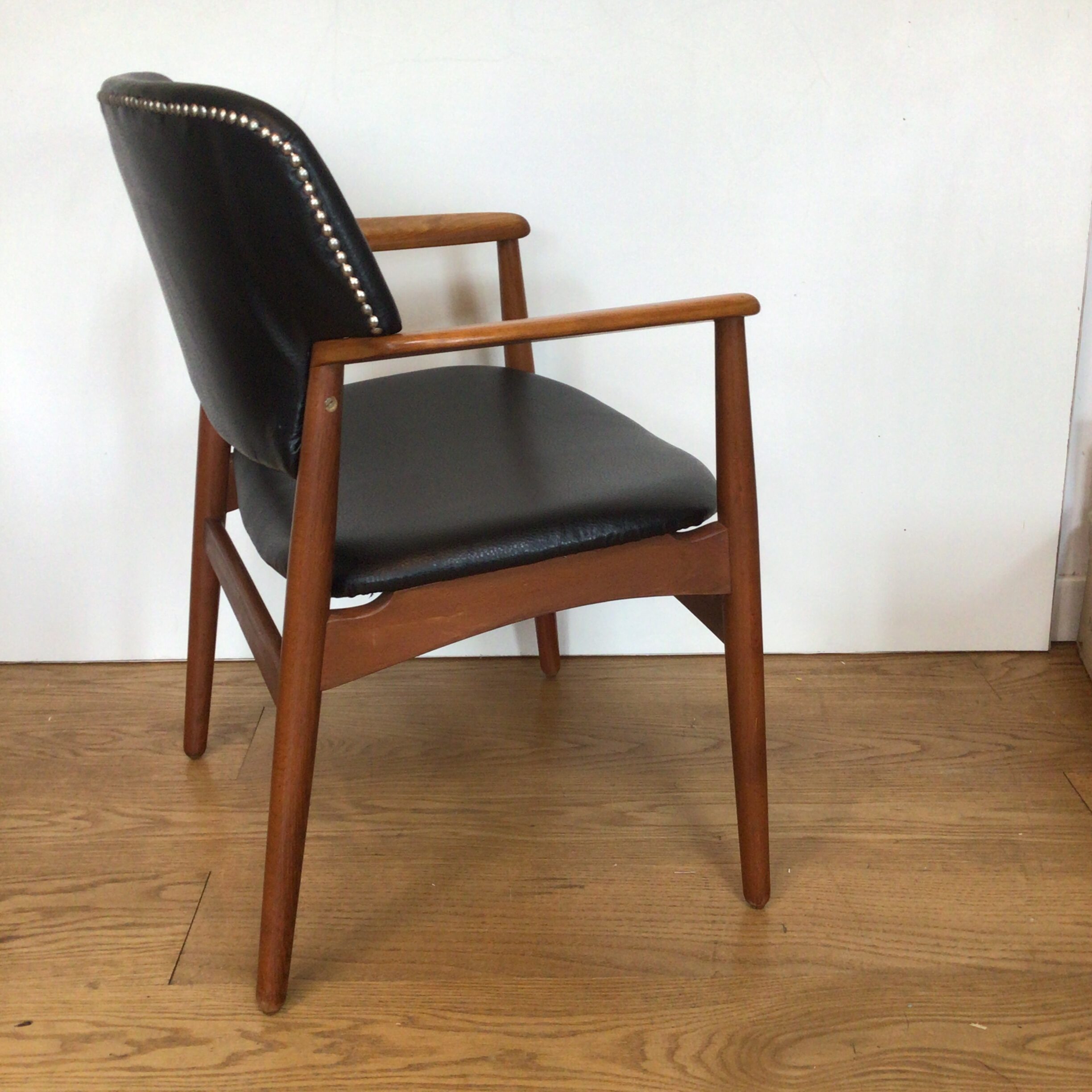 A Danish Fritz Hansen teak 6302 comfort chair designed by Einar Larsen & Aksel Bender Madsen - Image 4