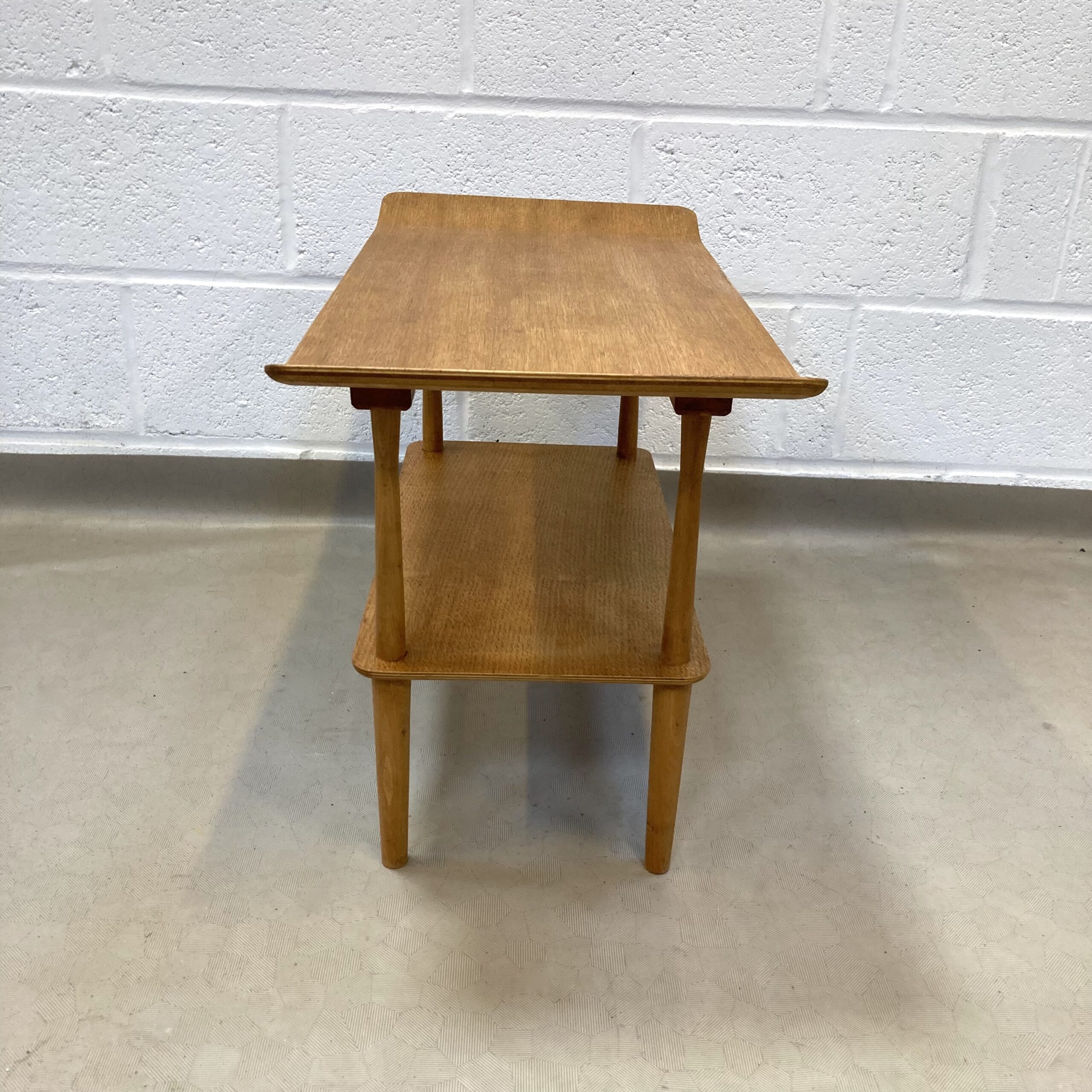 A 1950s mid century oak two tier coffee table - Image 4