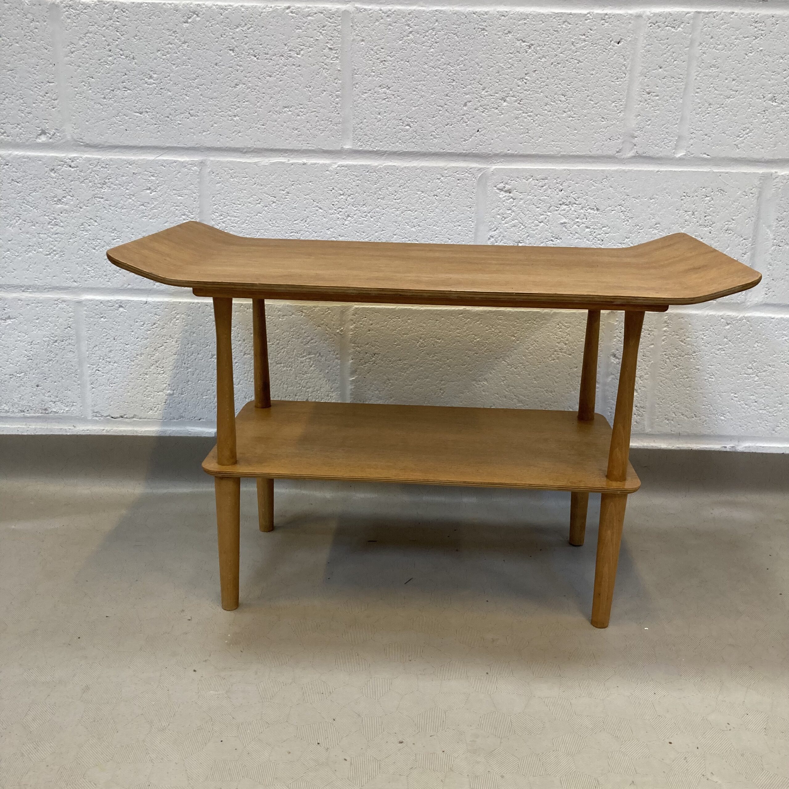 A 1950s mid century oak two tier coffee table - Image 3