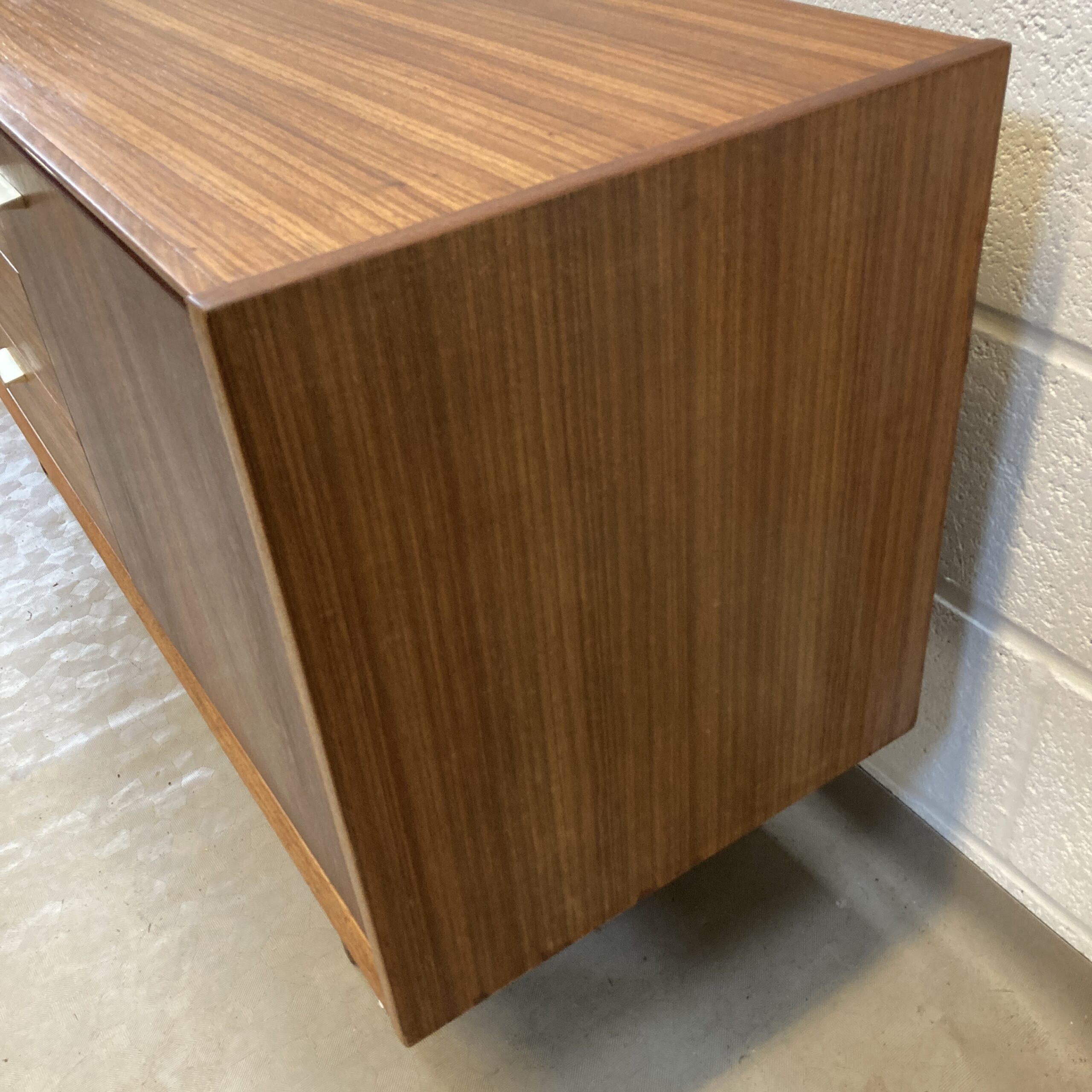 A lovely midcentury walnut and teak Wrighton sideboard - Image 12