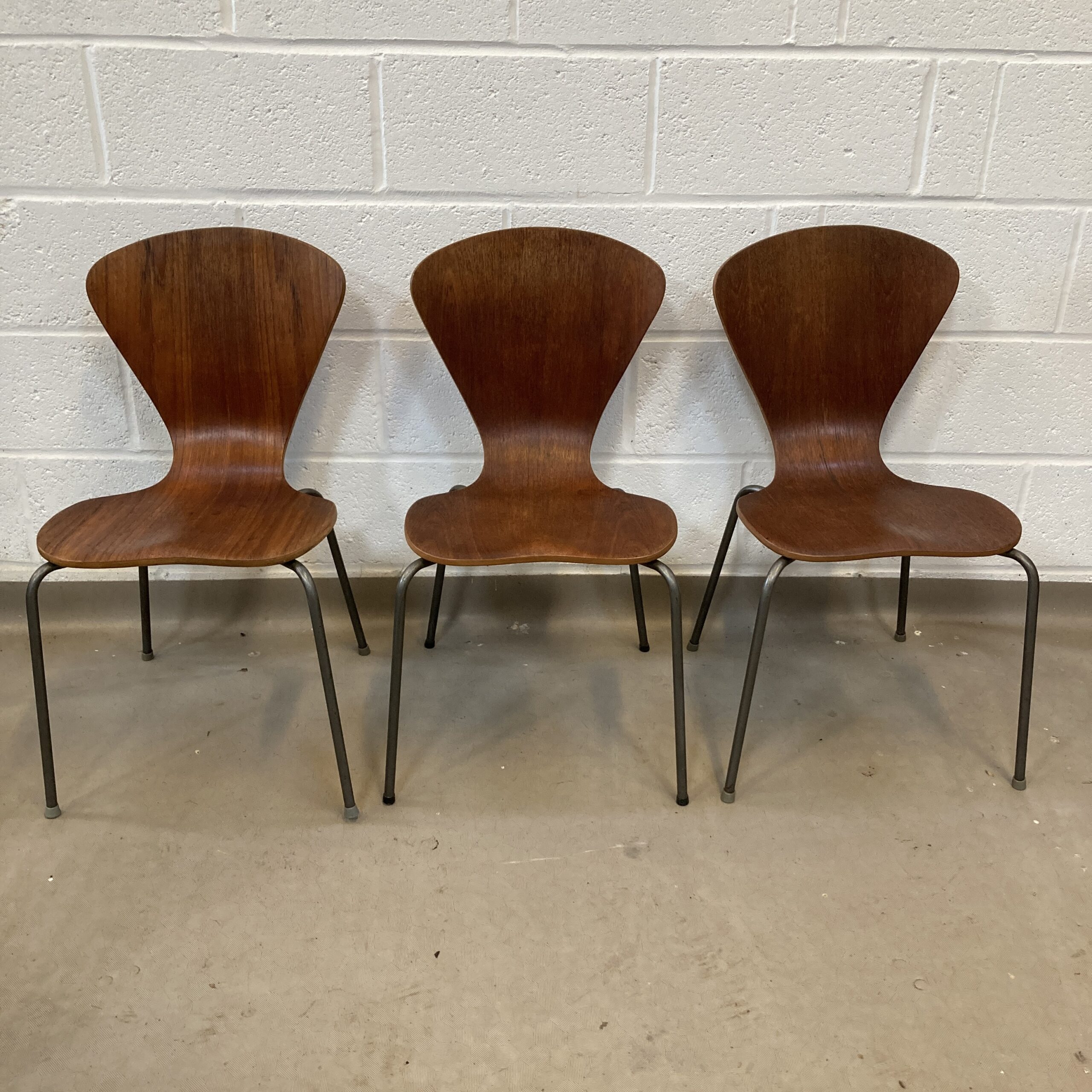 Set of 6 1960s bent wood dining chairs in the style of Arne Jacobson - Image 9