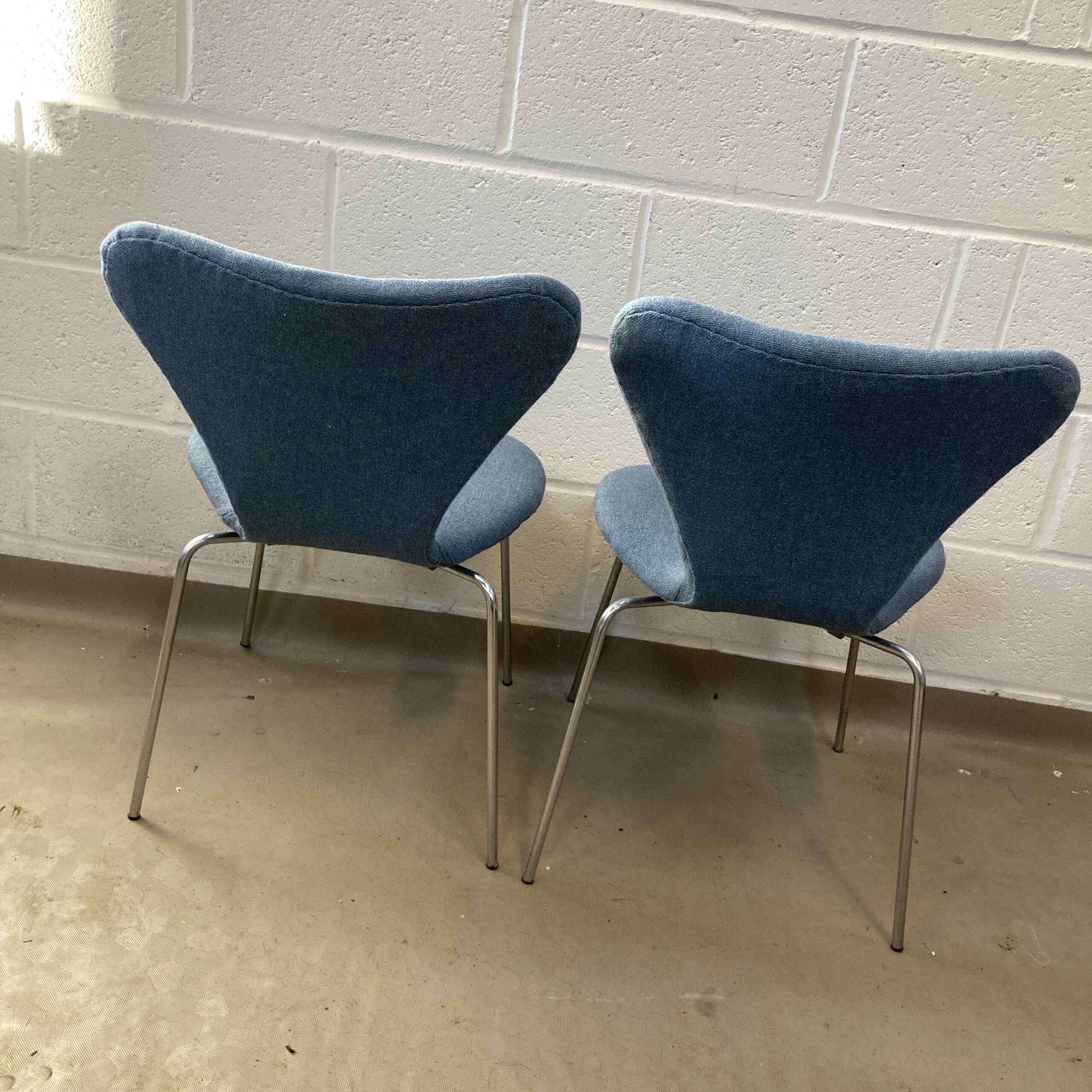 Set of 4 Arne Jacobson for Fritz Hansen 1970’s series 7 upholstered in blue - Image 10