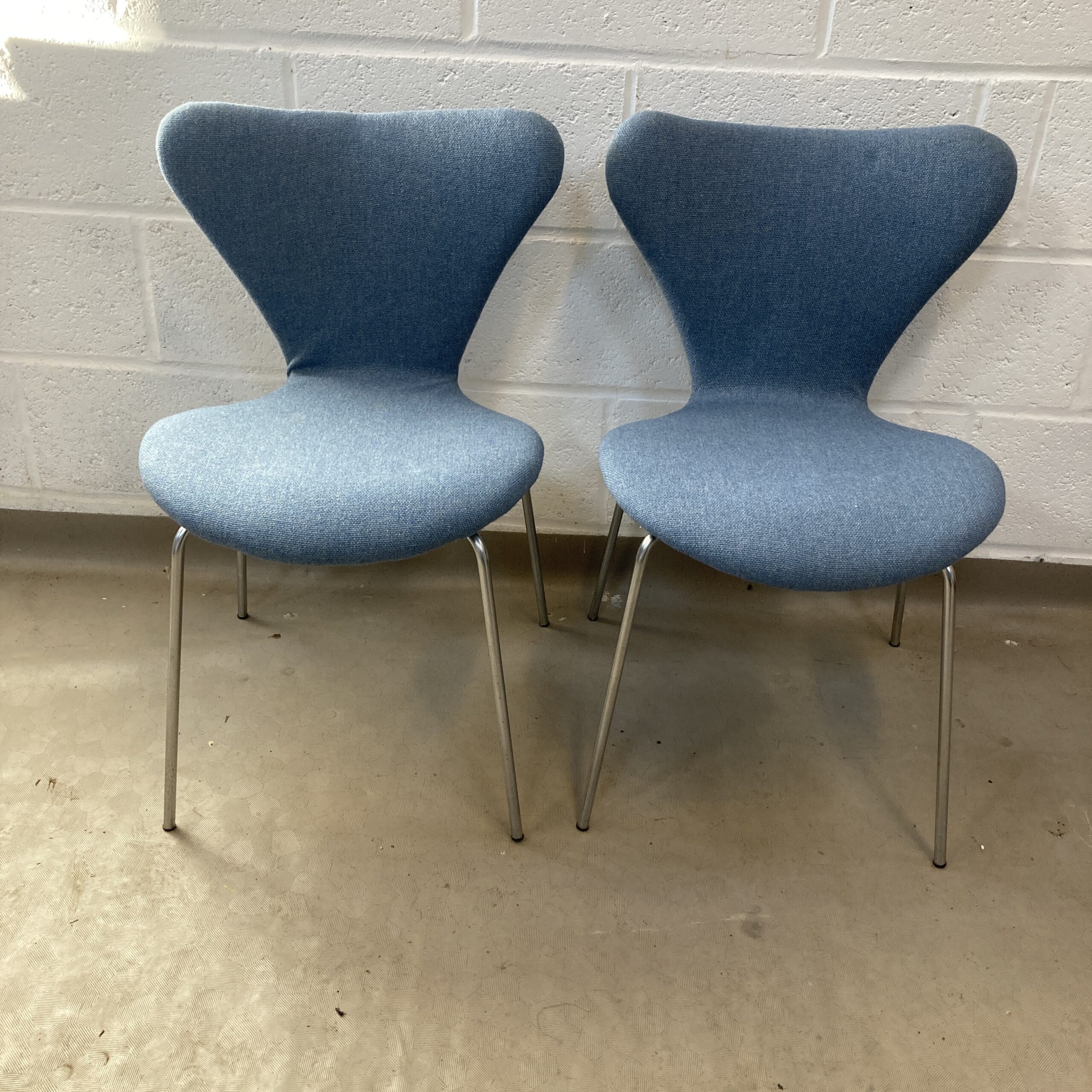 Set of 4 Arne Jacobson for Fritz Hansen 1970’s series 7 upholstered in blue - Image 6