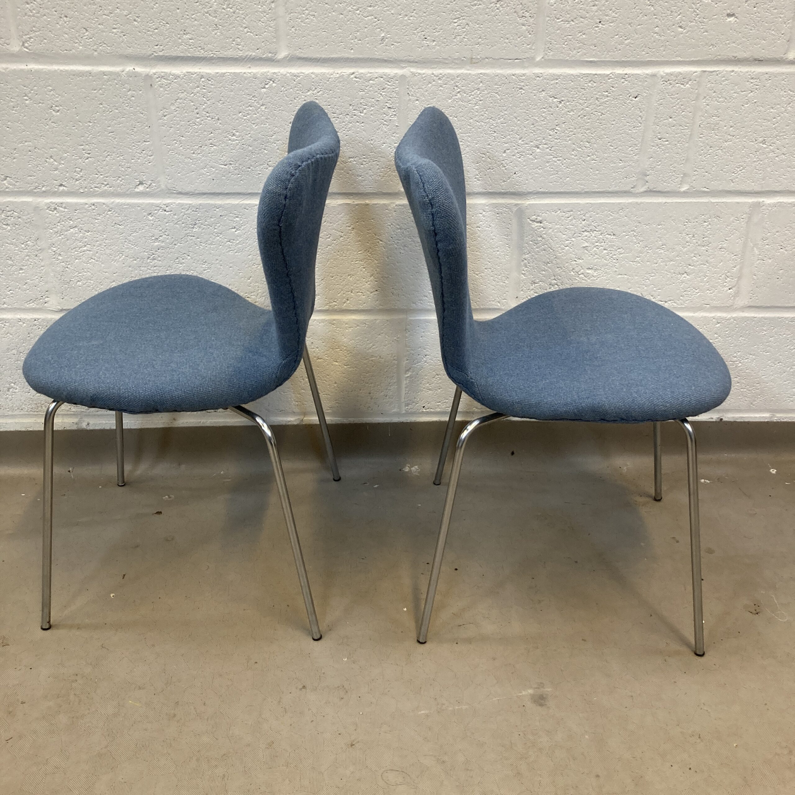 Set of 4 Arne Jacobson for Fritz Hansen 1970’s series 7 upholstered in blue - Image 4