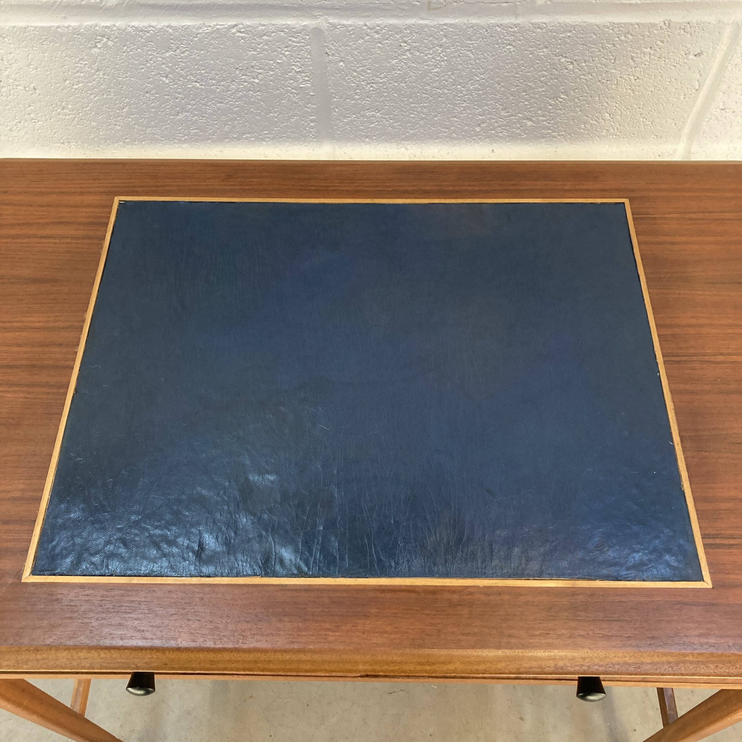 Late 1950s/early 1960s small desk/console table with blue leather top - Image 9