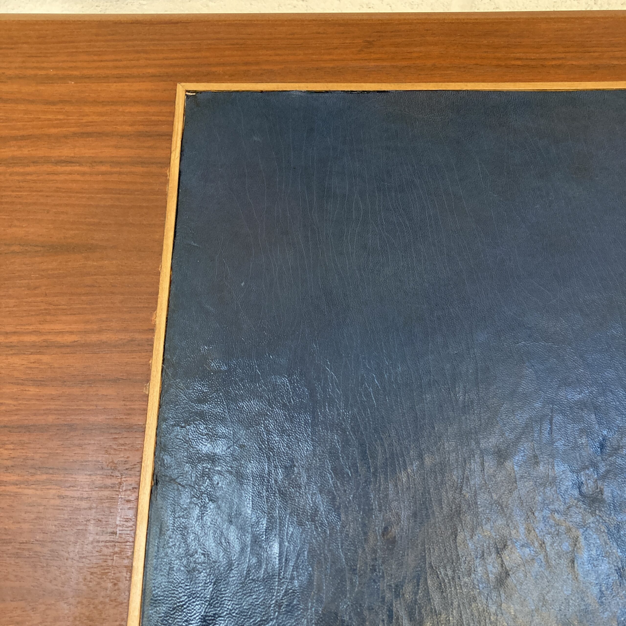 Late 1950s/early 1960s small desk/console table with blue leather top - Image 8