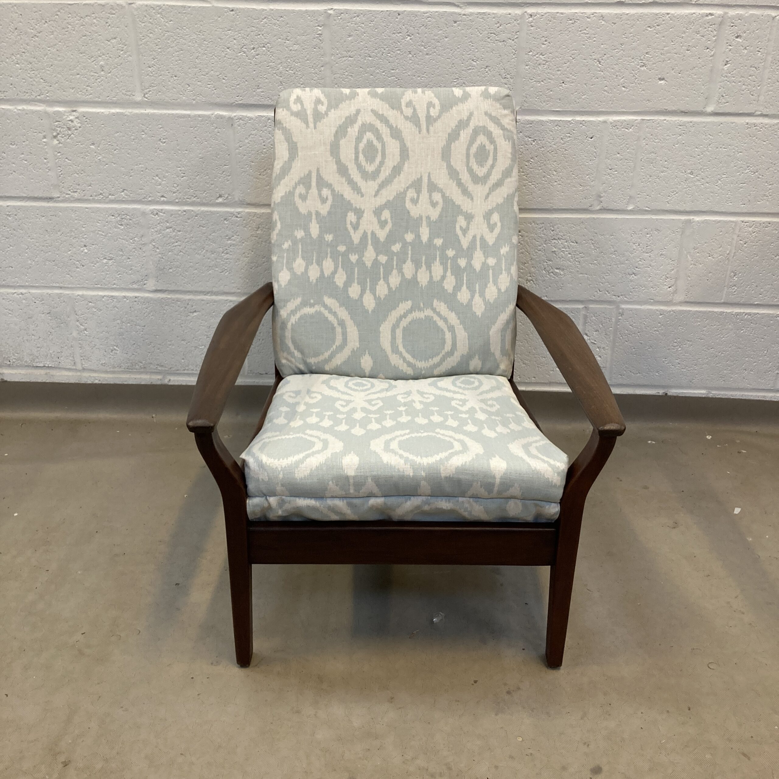 A 1960s Cintique teak arm chair newly upholstered in a light ikat fabric - Image 6