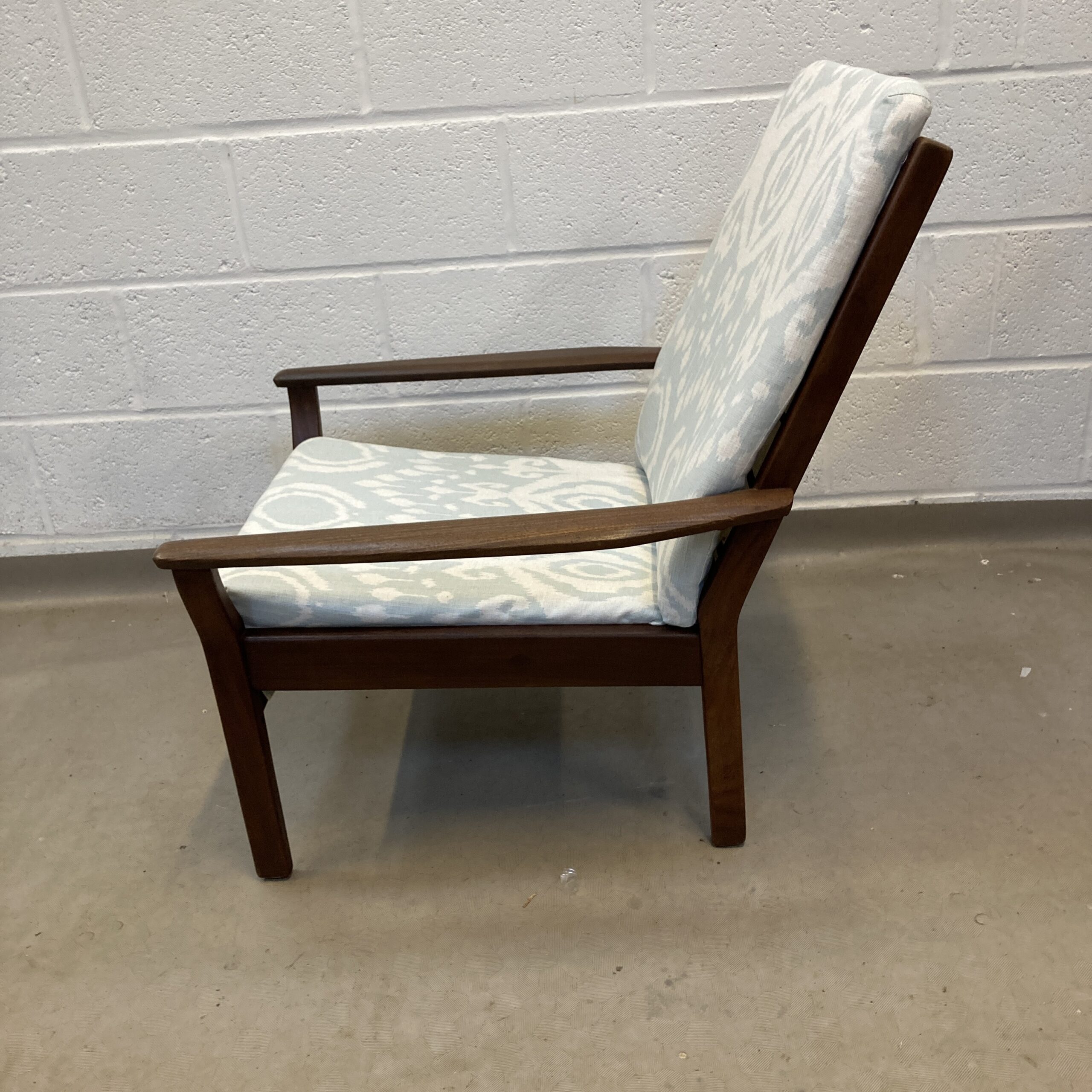 A 1960s Cintique teak arm chair newly upholstered in a light ikat fabric - Image 3