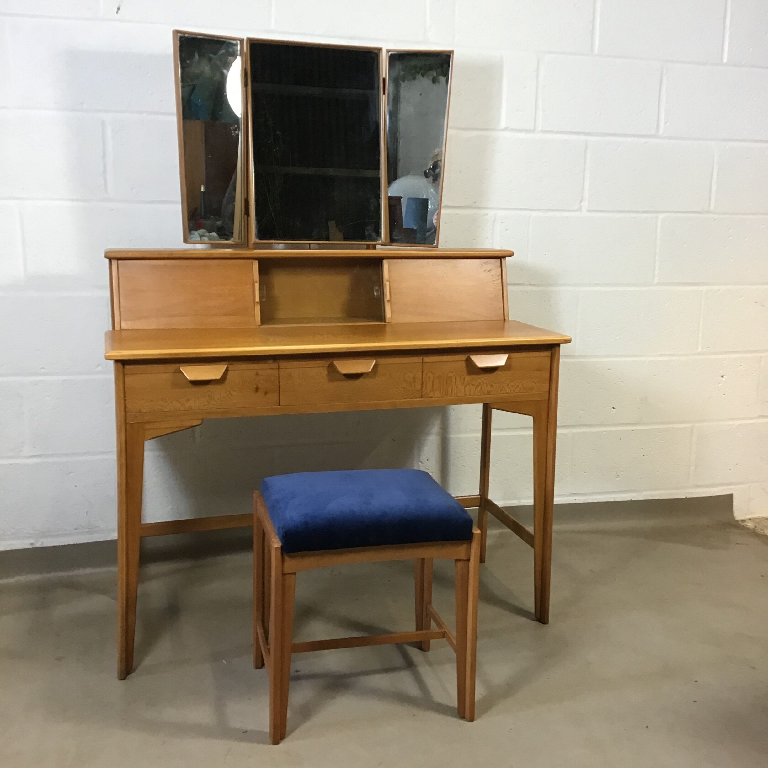 A Rare early 1950's Heals walnut and beech bedroom suite - Image 6