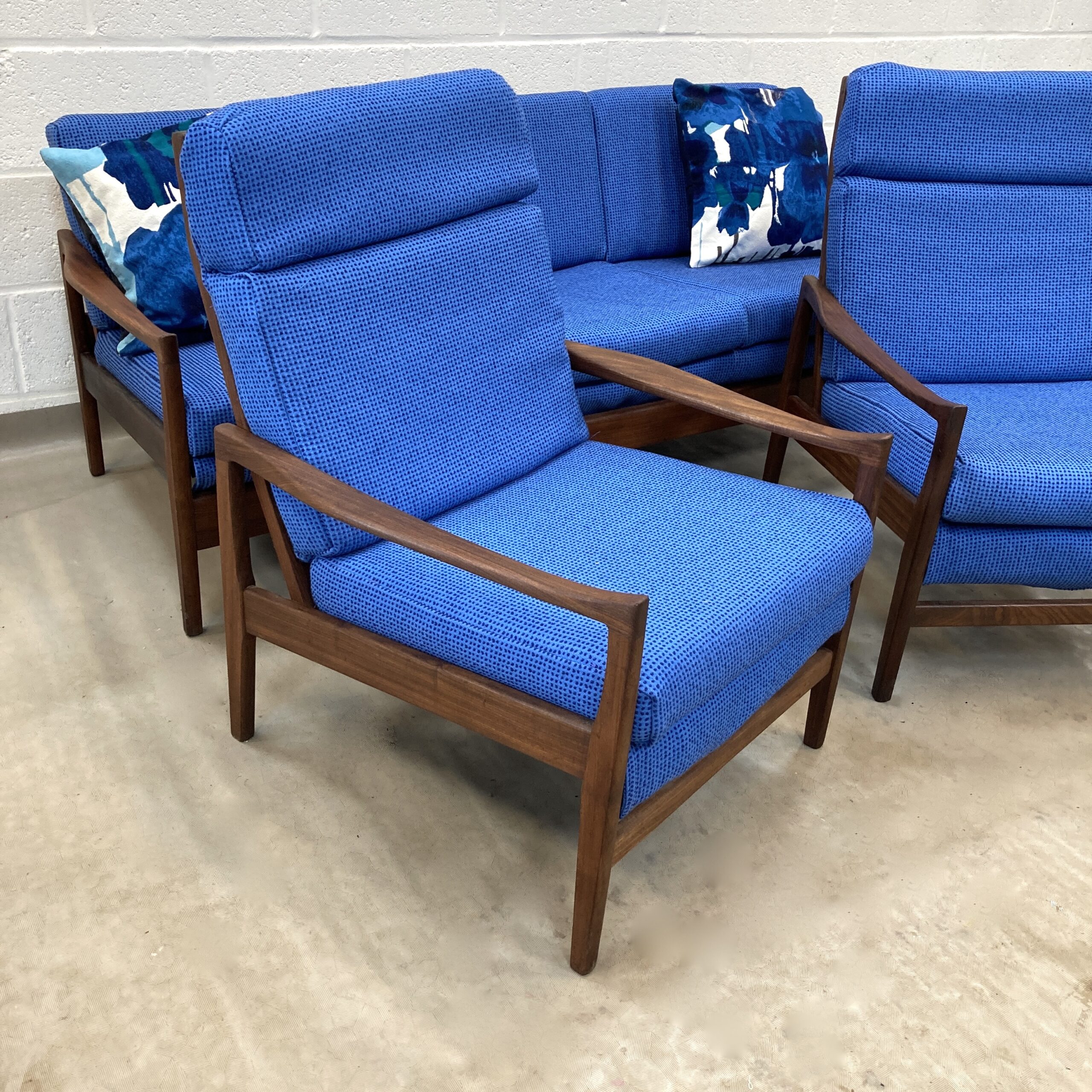 A 1960s Cintique Loungemaster sofa suite reupholstered in a wool mix Abbotsford mill fabric. - Image 13