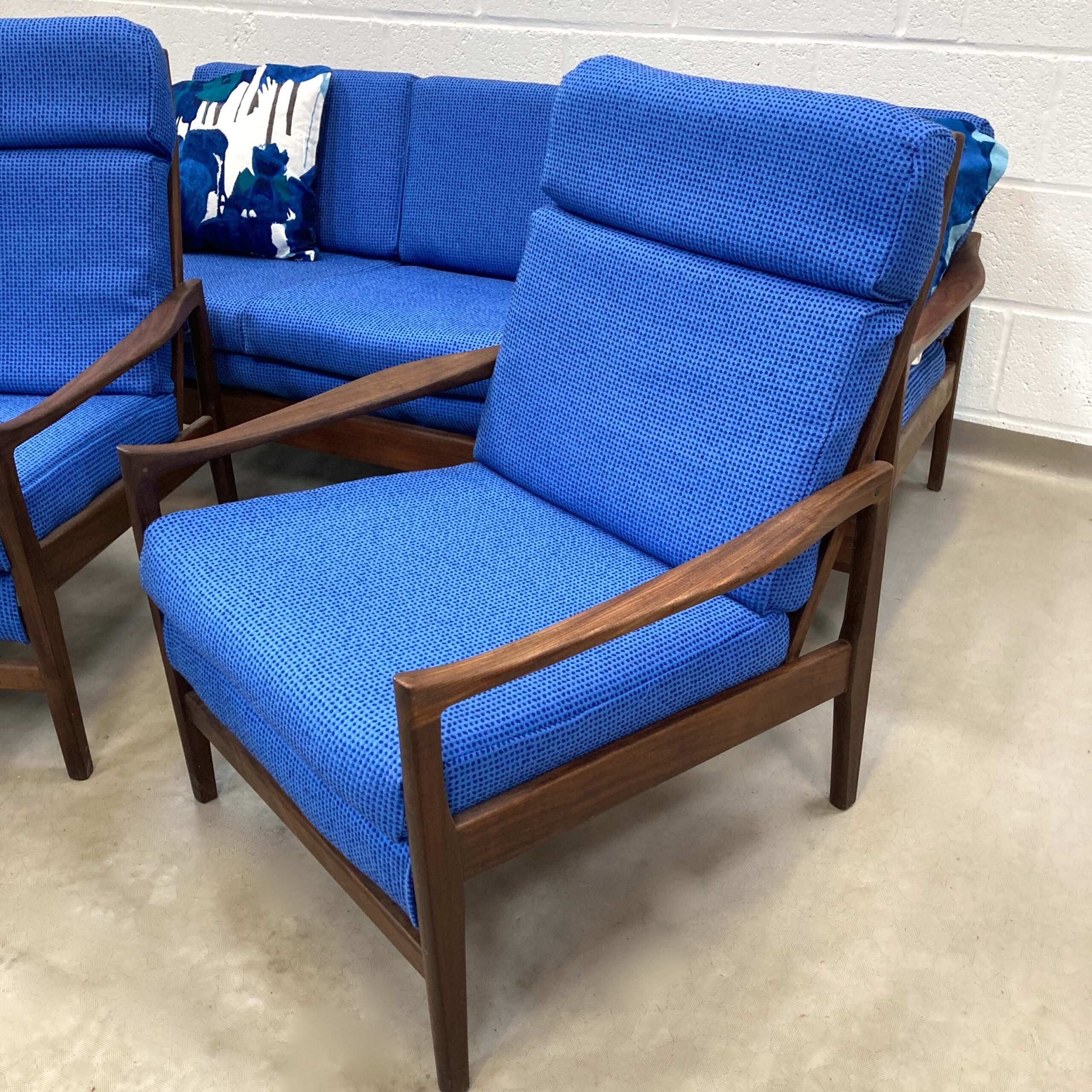A 1960s Cintique Loungemaster sofa suite reupholstered in a wool mix Abbotsford mill fabric. - Image 12
