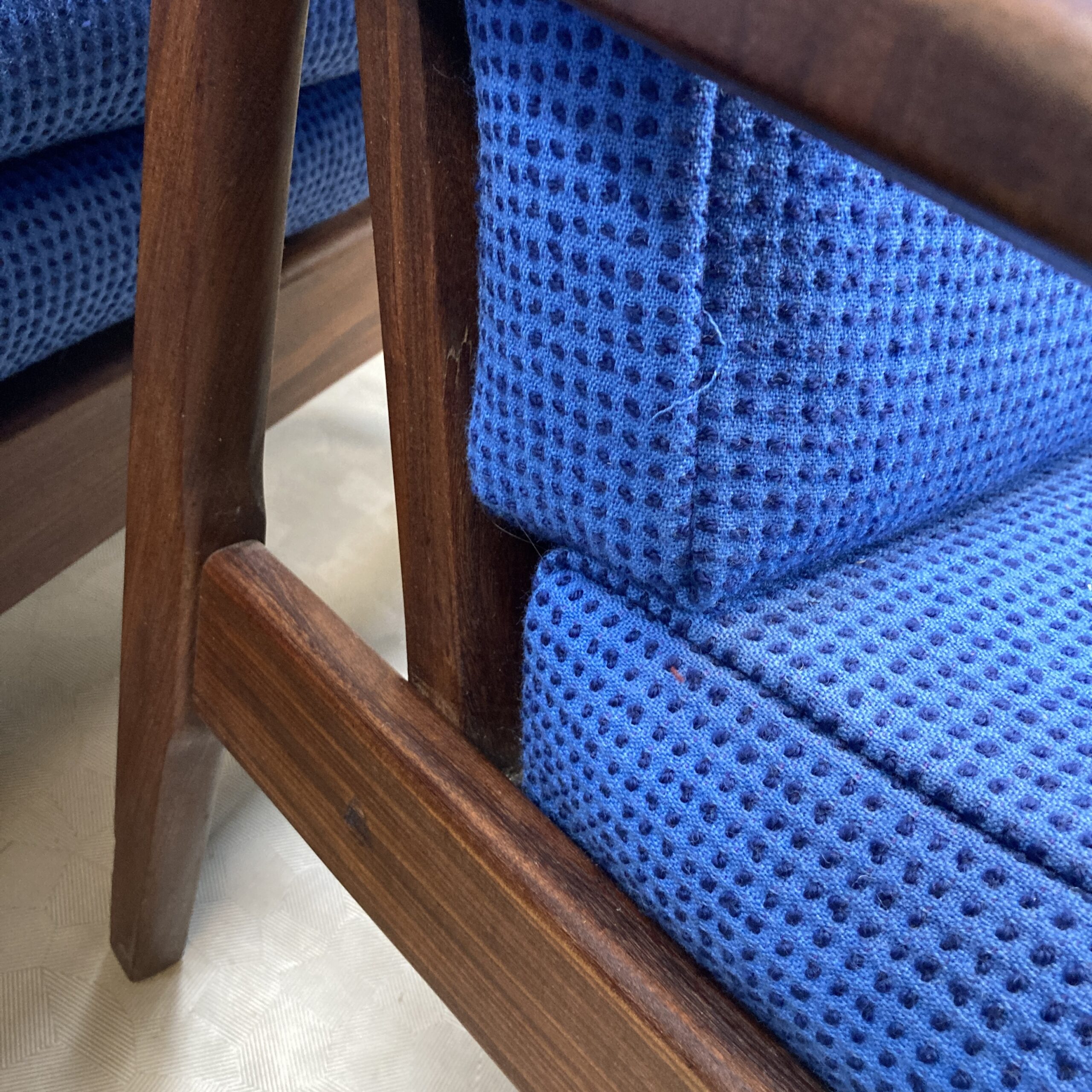 A 1960s Cintique Loungemaster sofa suite reupholstered in a wool mix Abbotsford mill fabric. - Image 10